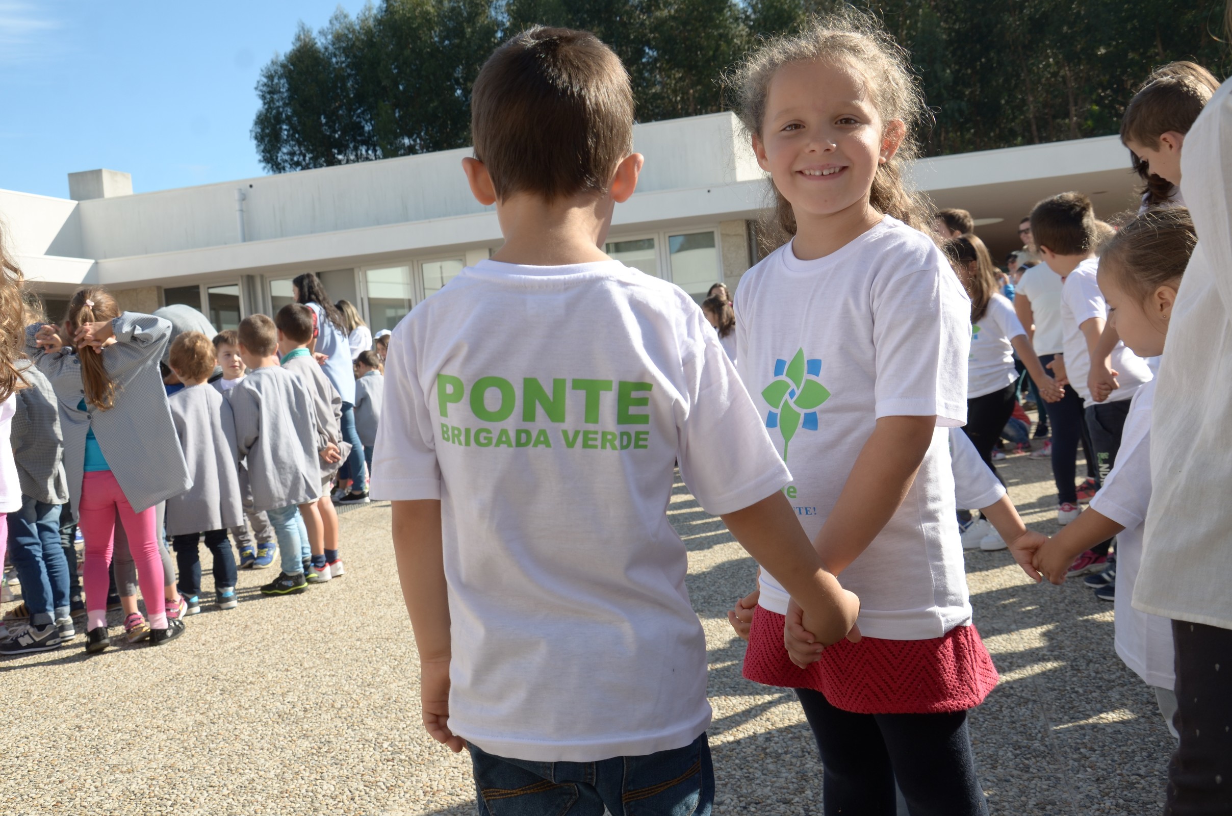 Brigada Verde de Ponte planta árvores na escola no âmbito do projeto CRIAR