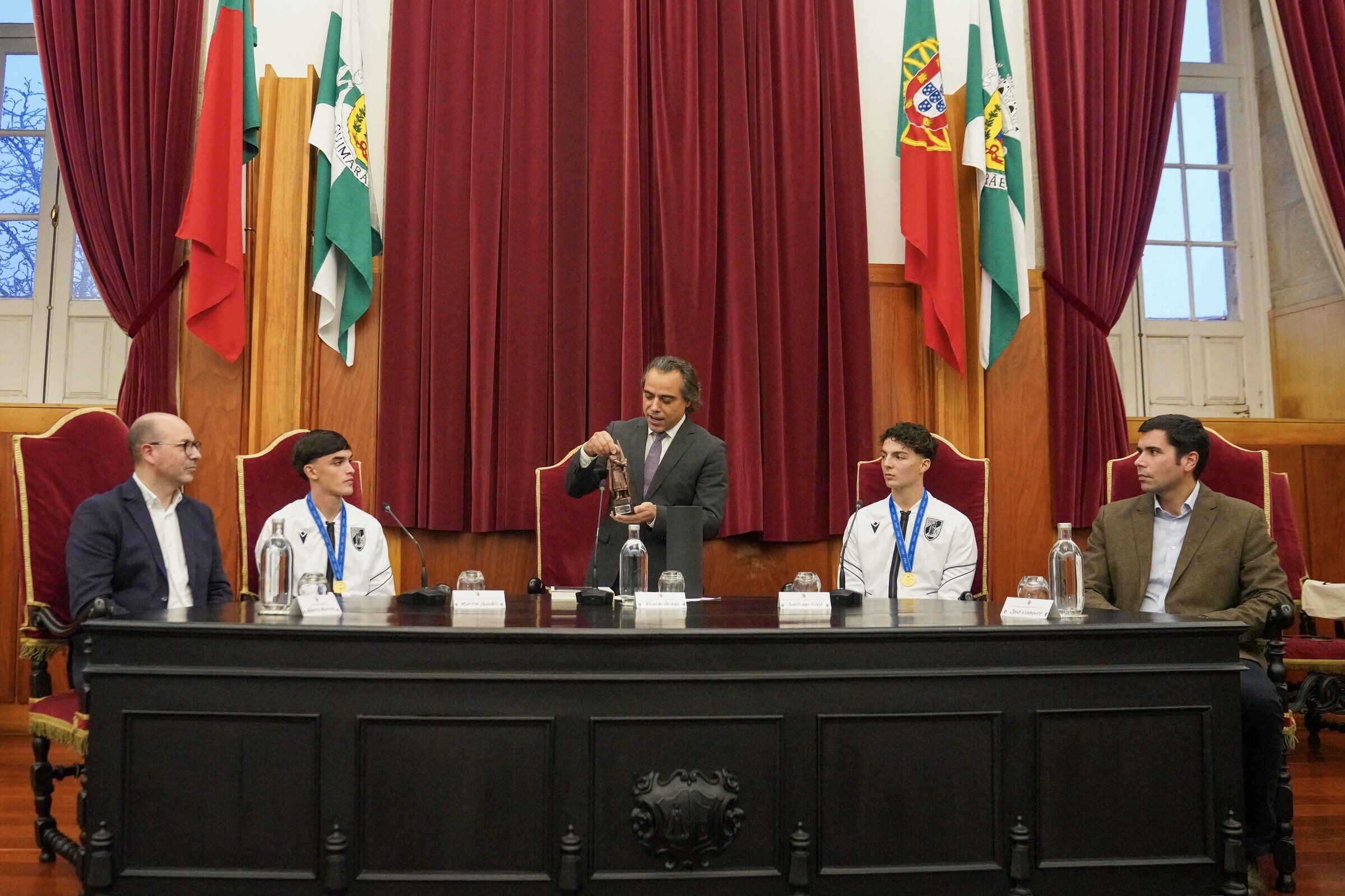 2025_12_05_homenagem_jovens_campeoes_do_mundo_de_futebol_sub17_vitoria_sc_cmguimaraes_paulo_pache...