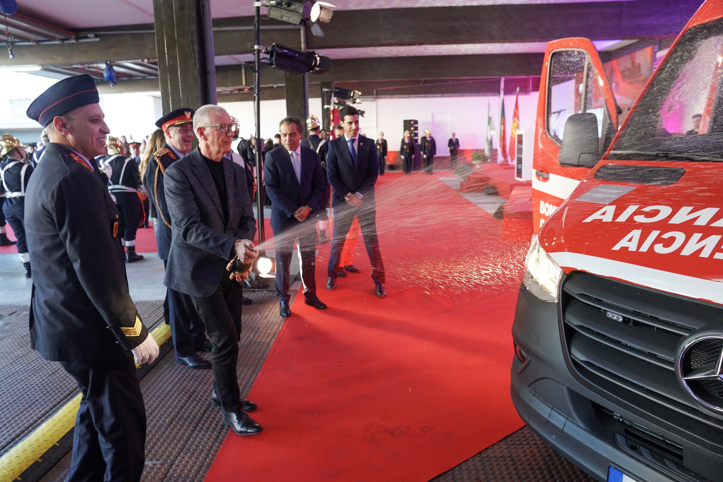 2025_12_13_bombeiros_voluntai_rios_de_guimaraies_nova_viatura_e_novos_bombeiros_cmguimaraes_paulo...