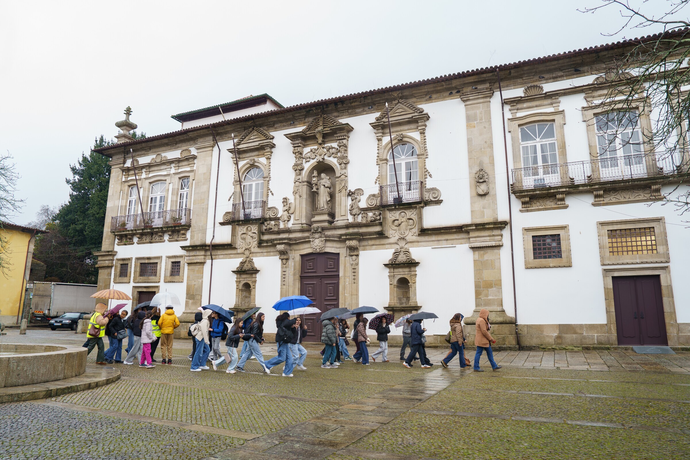 2026_01_20_visita_estudo_dos_alunos_do_agrupamento_de_escolas_mai_rio_cardoso_salao_nobre_cmguima...