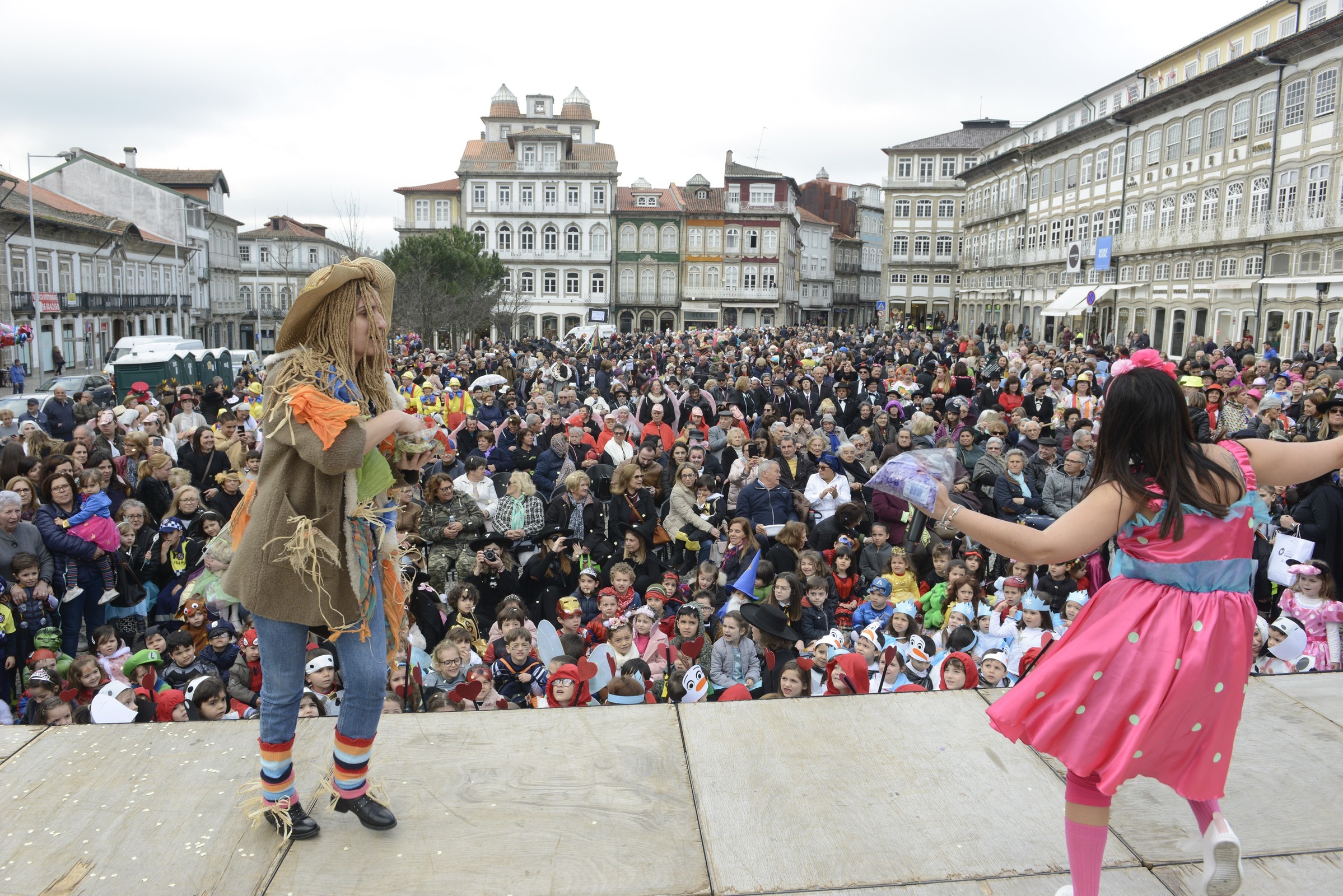 Animação de seniores e crianças no Carnaval Intergeracional de Guimarães