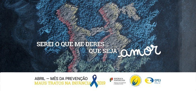 Crianças e seniores de Guimarães participam na realização de um Laço Humano