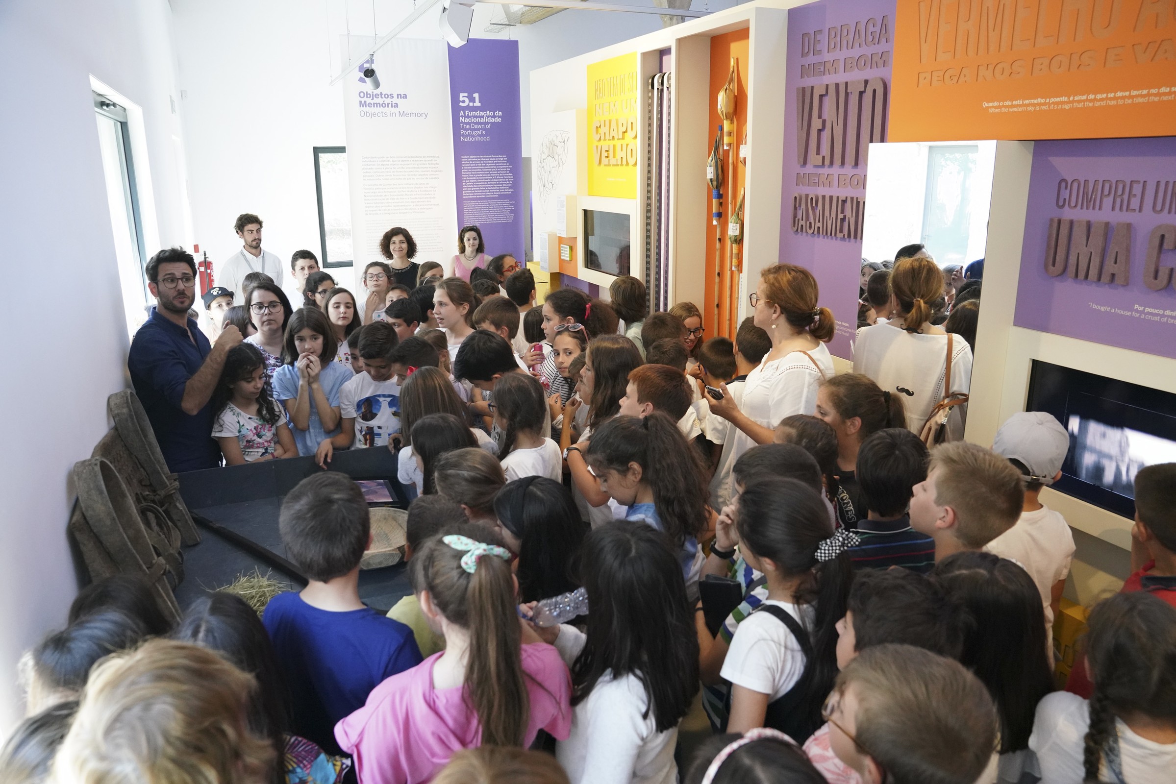 Alunos de Guimarães visitam as memórias produzidas no projeto “Pergunta ao Tempo”