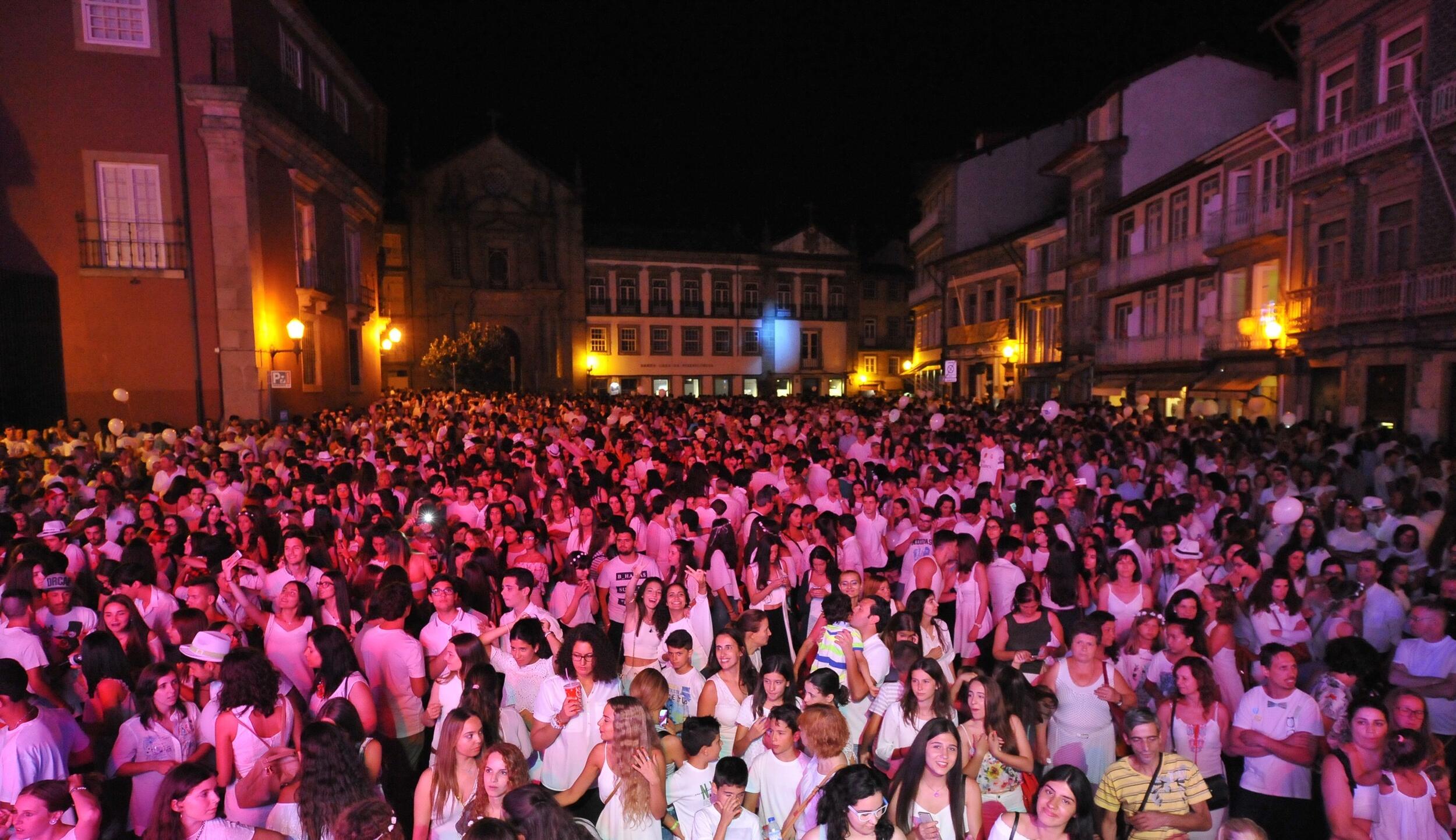 Noite Branca propaga-se pelas artérias centrais da Cidade Berço, este sábado, 6 de julho