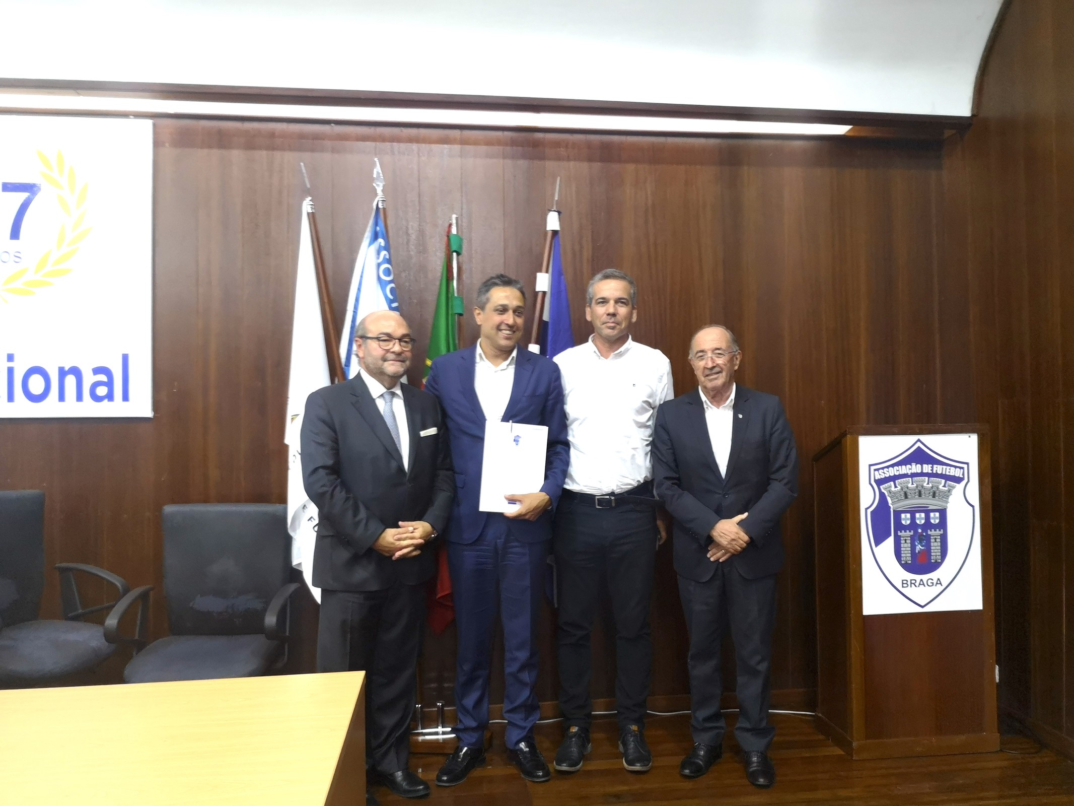 Câmara de Guimarães assina protocolo para implementar ensino do futsal nas escolas