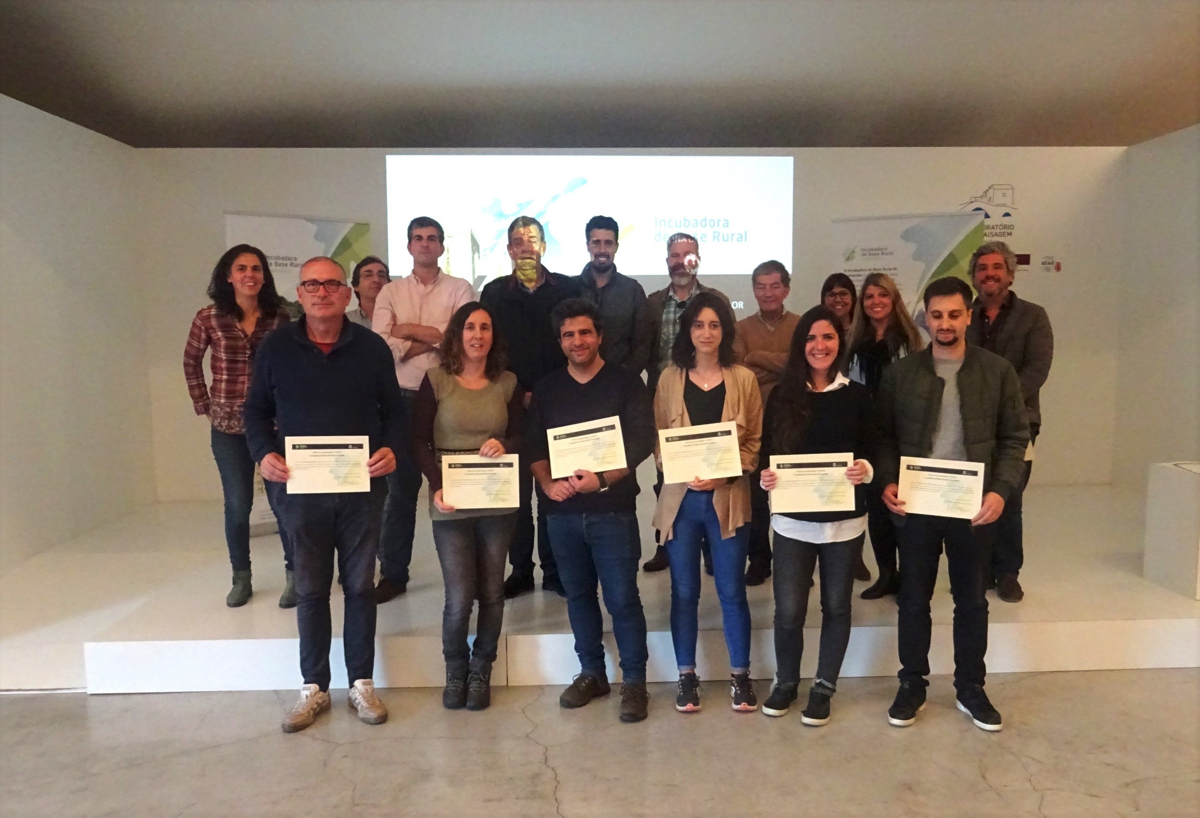 Entrega de certificados de conclusão aos empreendedores da IBR Guimarães
