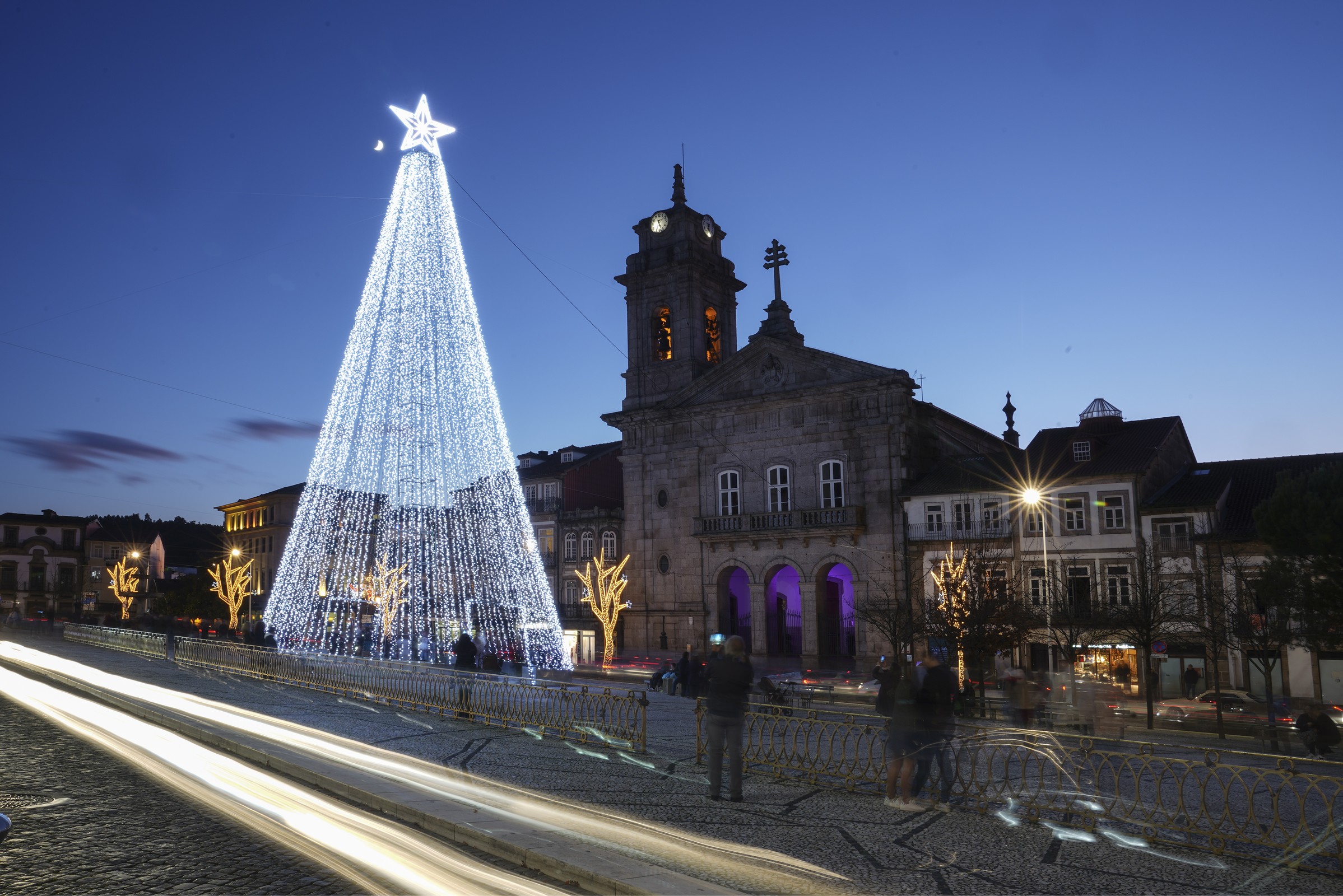 Arruada com dezenas de figurantes na abertura do programa “Guimarães, Cidade Natal”