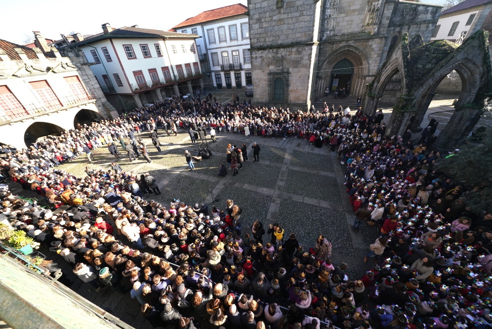 Mais de um milhar de crianças de Guimarães cantaram as reisadas em pleno Centro Histórico