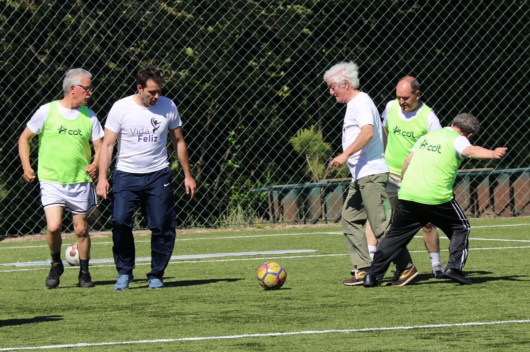 Antigos jogadores do Vitória Sport Clube praticam "Futebol a andar" com utentes do projeto Vida F...