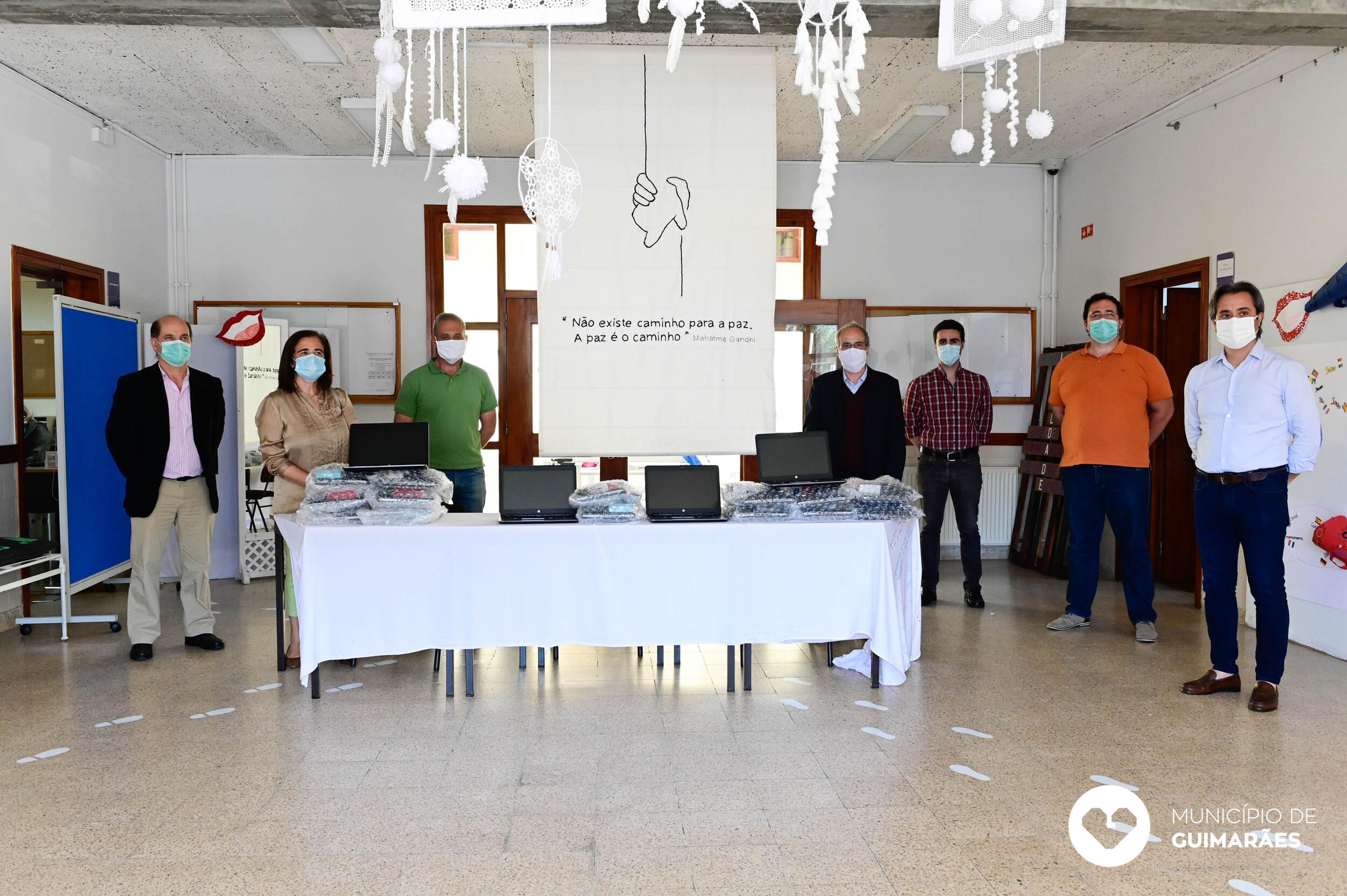Domingos Bragança no Agrupamento de Briteiros para entrega simbólica de material informático