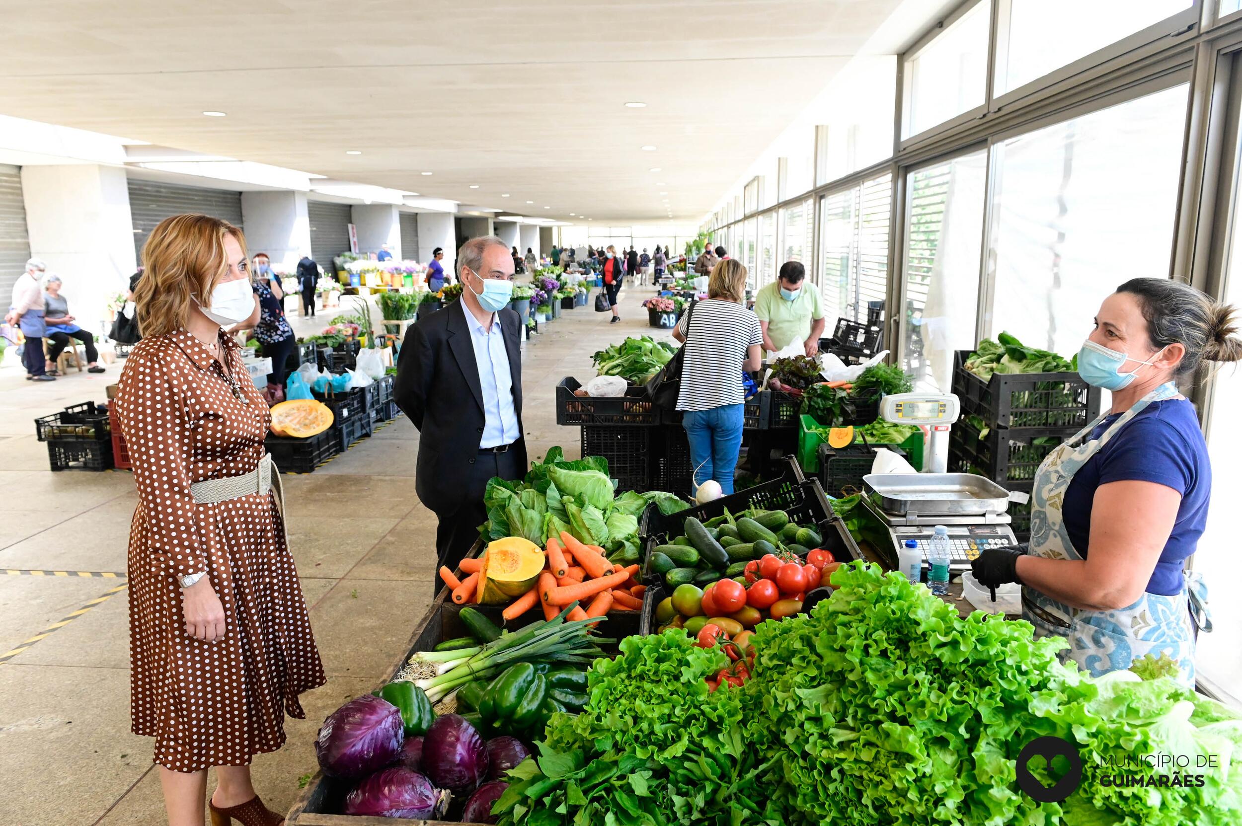 Domingos Bragança deixa mensagem de confiança em visita ao Mercado Municipal