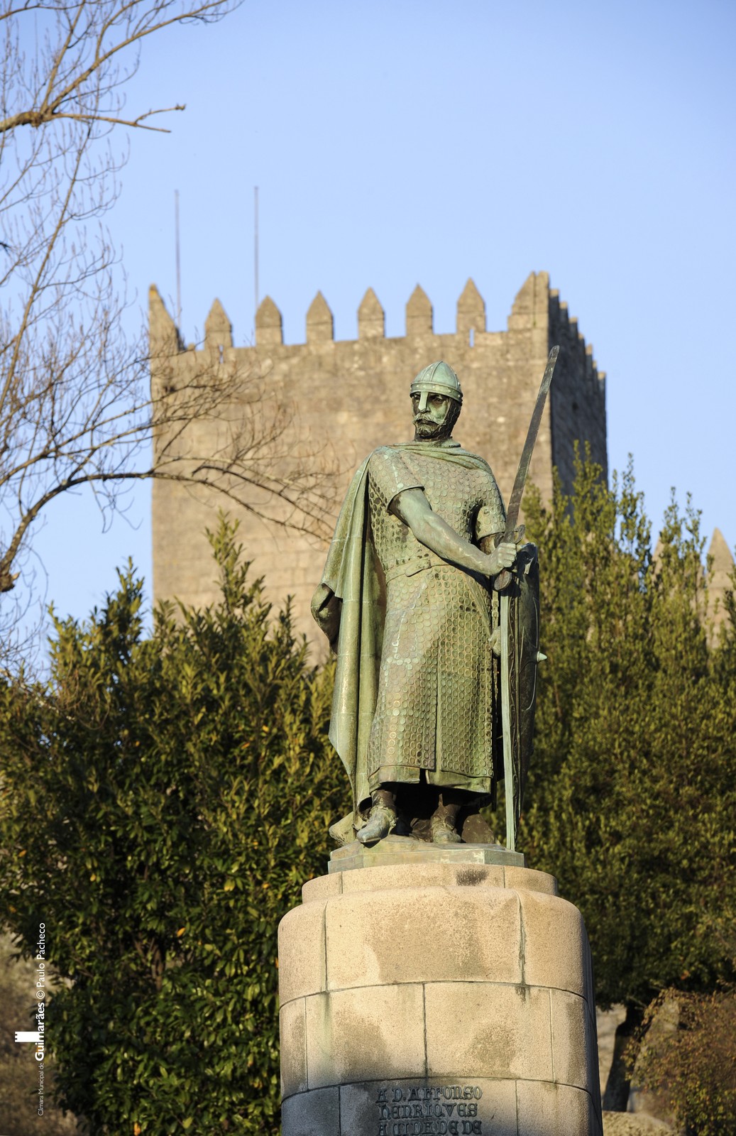 Guimarães atribui medalhas honoríficas de mérito humanitário aos profissionais de saúde, dos serv...