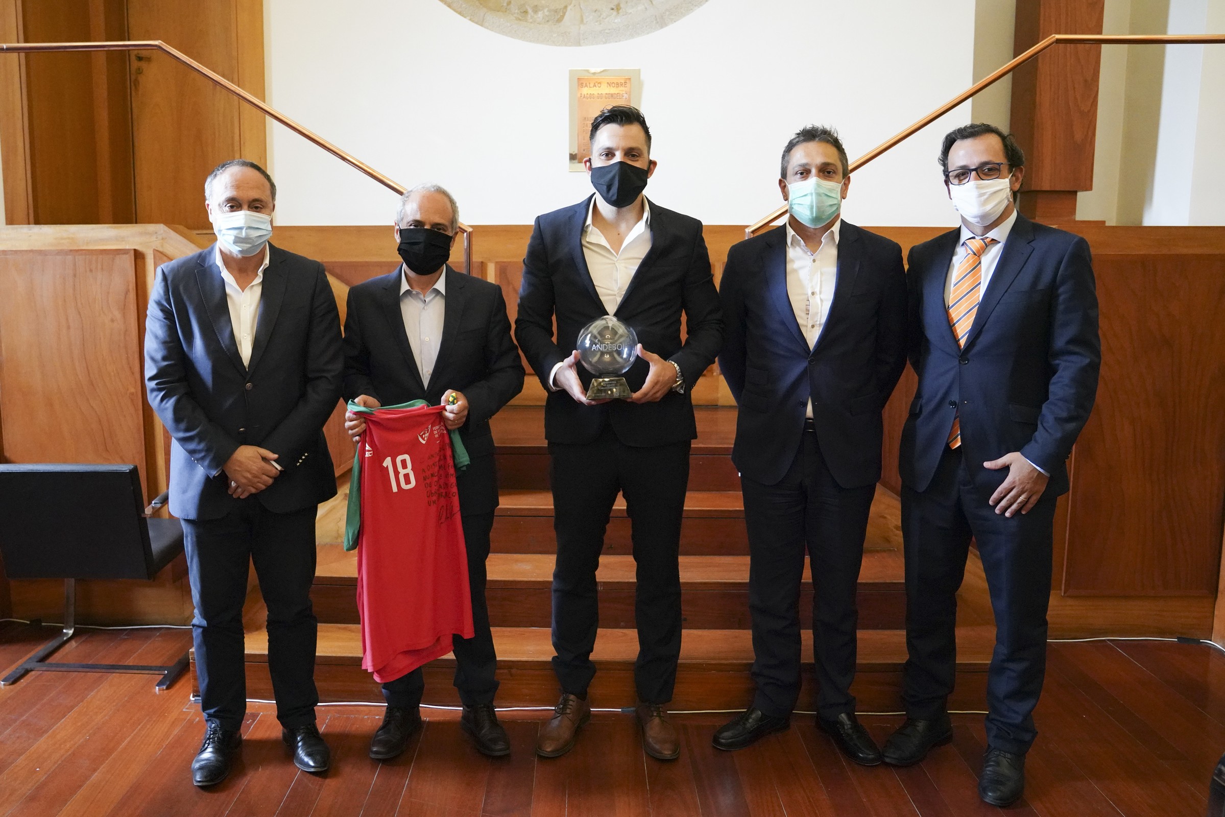 Câmara Municipal de Guimarães homenageia o atleta vimaranense Carlos Carneiro