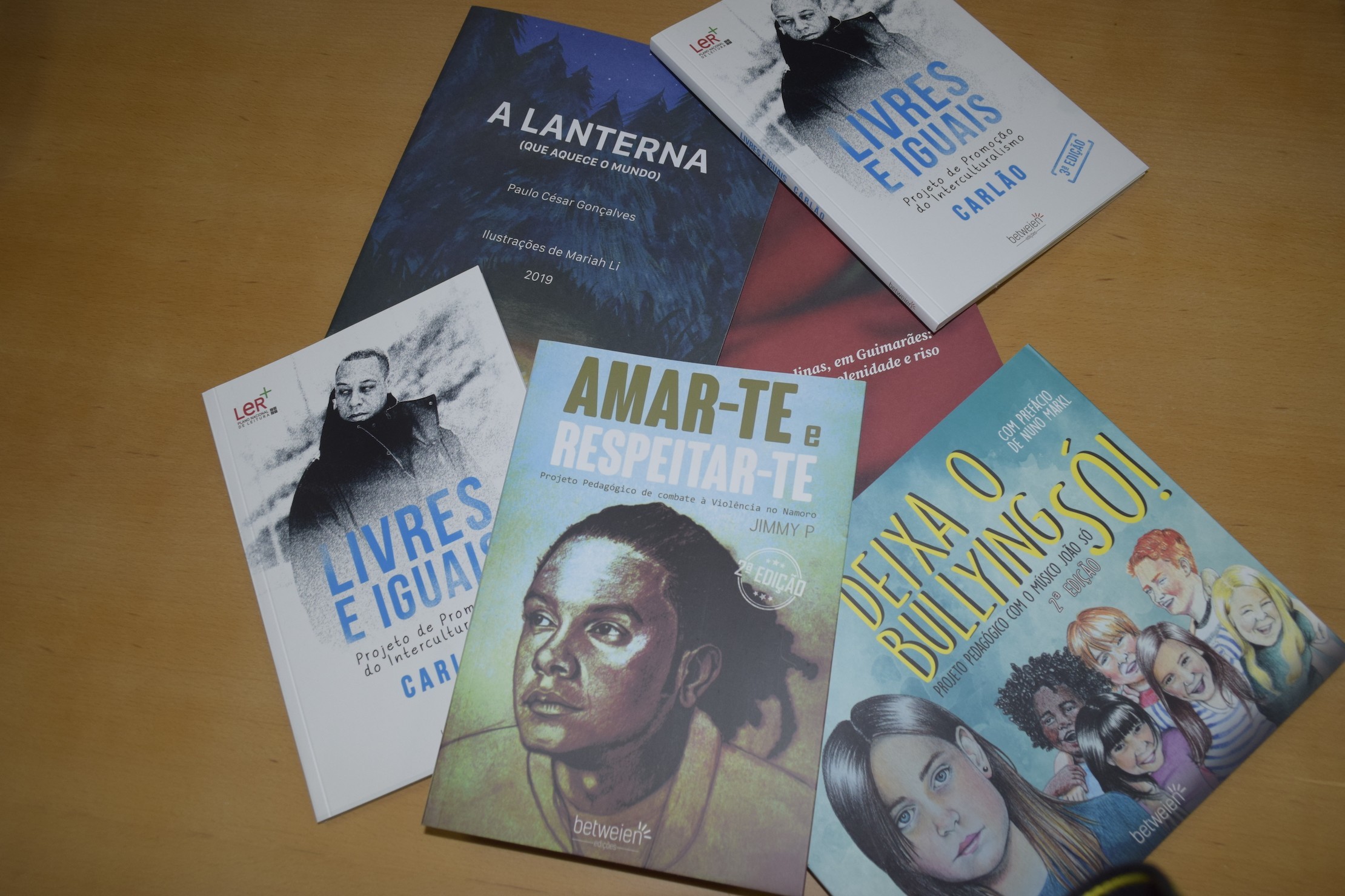 Câmara de Guimarães distribui livros pela comunidade escolar em período de Natal