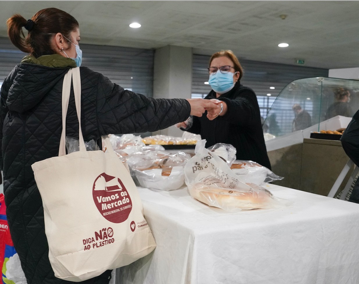 75 mil sacos compostáveis distribuídos aos comerciantes do Mercado Municipal de Guimarães