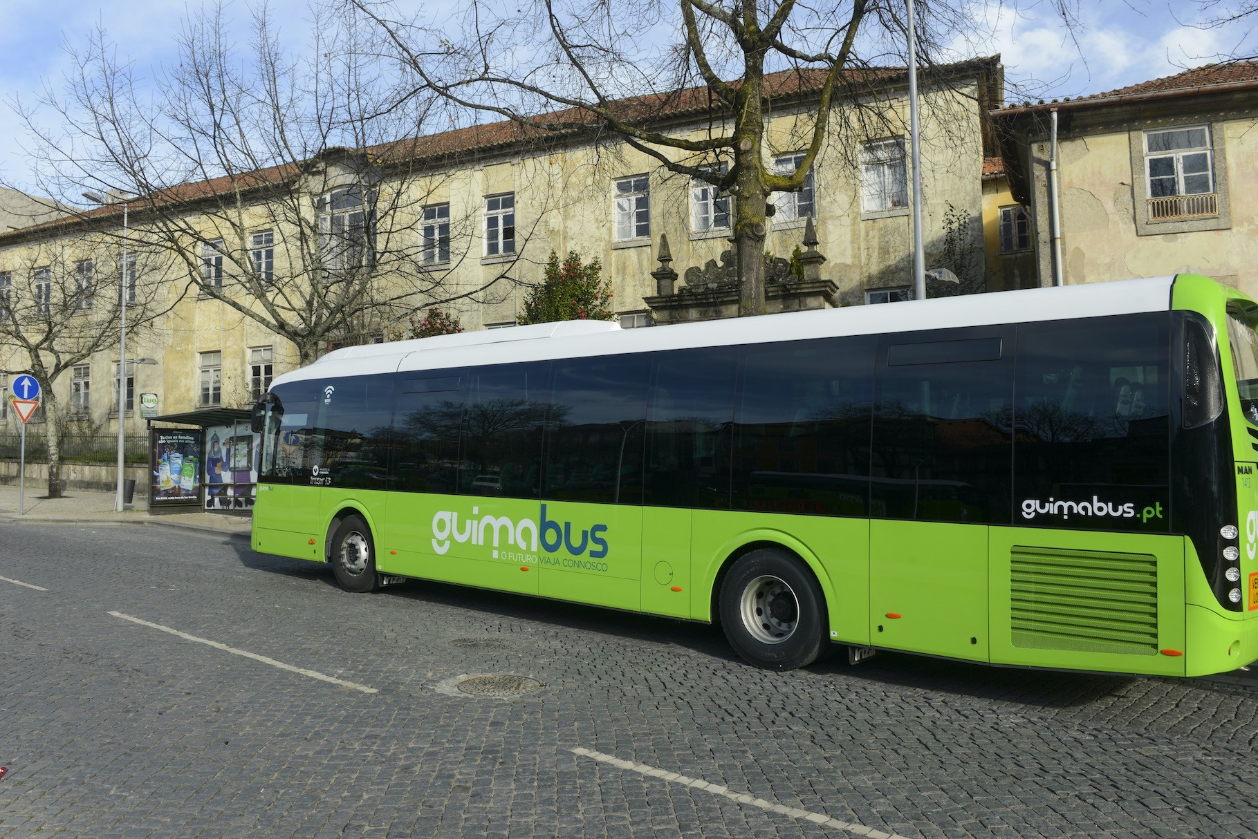 Painéis eletrónicos com informação em tempo real nas paragens de transporte público coletivo