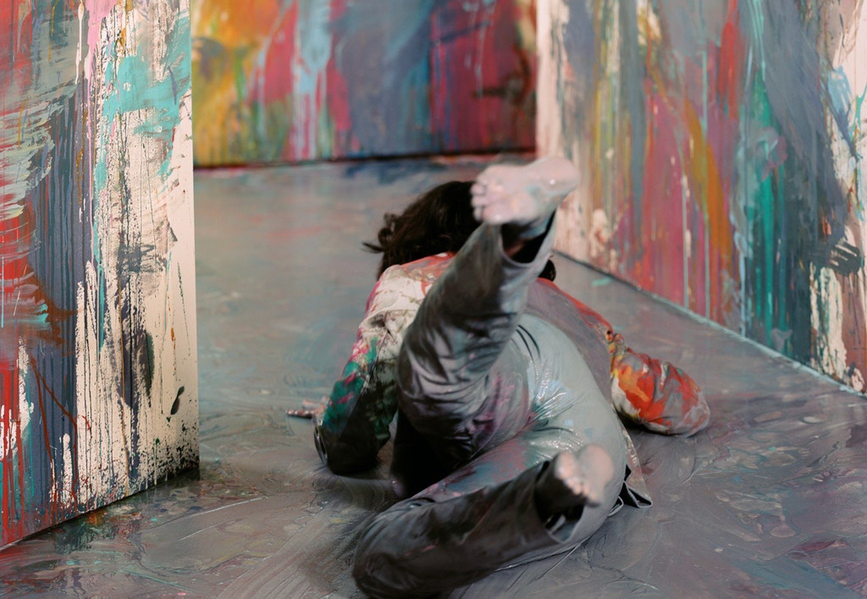 Centro Internacional das Artes José de Guimarães lança Vaivém de Priscila Fernandes em parceria c...