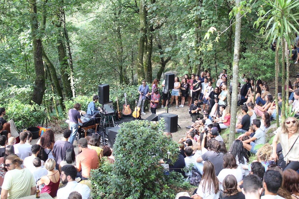 Festival “Vai-m’À Banda” regressa às tascas vimaranenses com Bonga, Fumo Ninja, Tomás Wallenstein