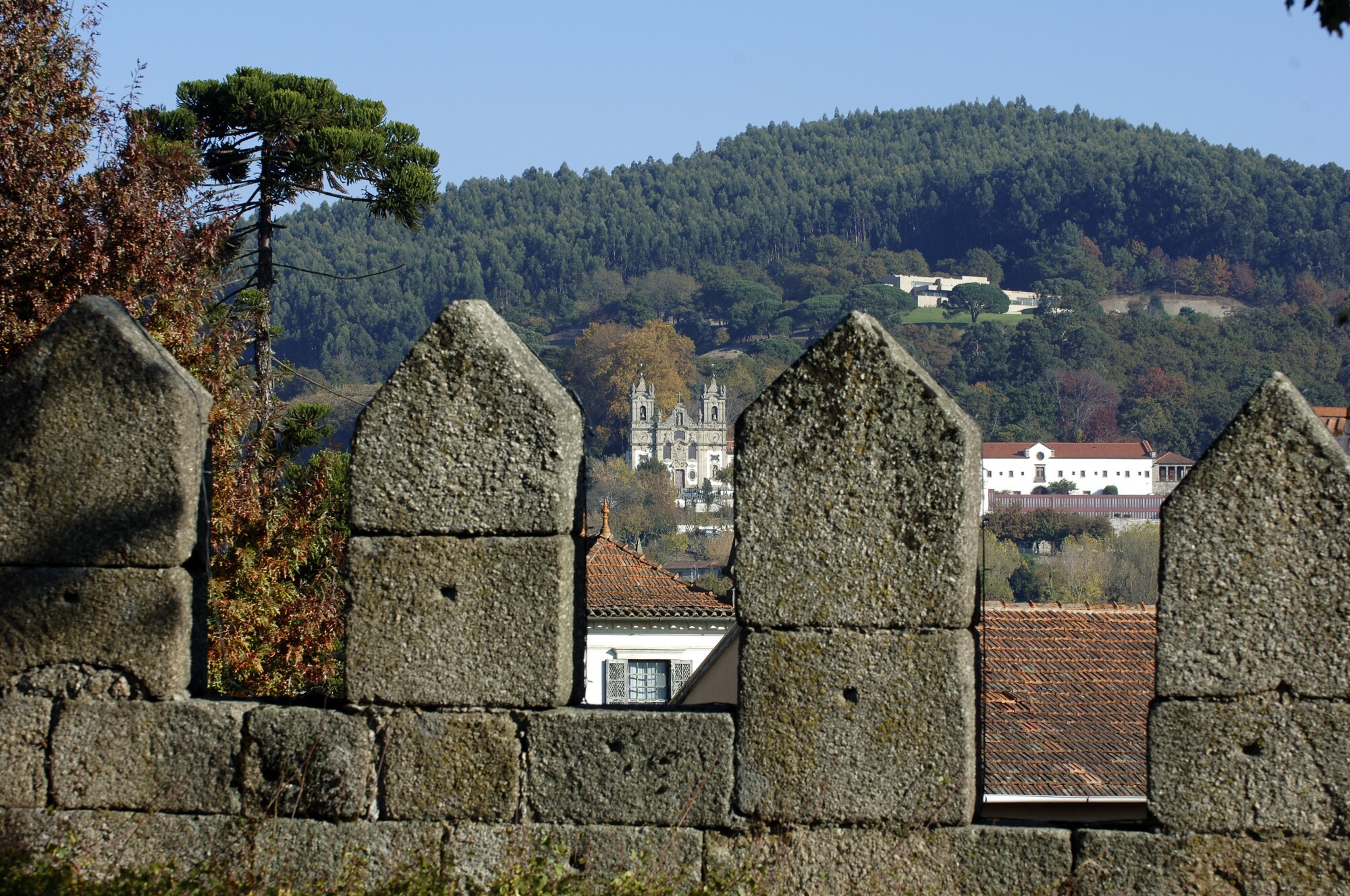 Intervenção nos merlões e ameias da Muralha de Guimarães