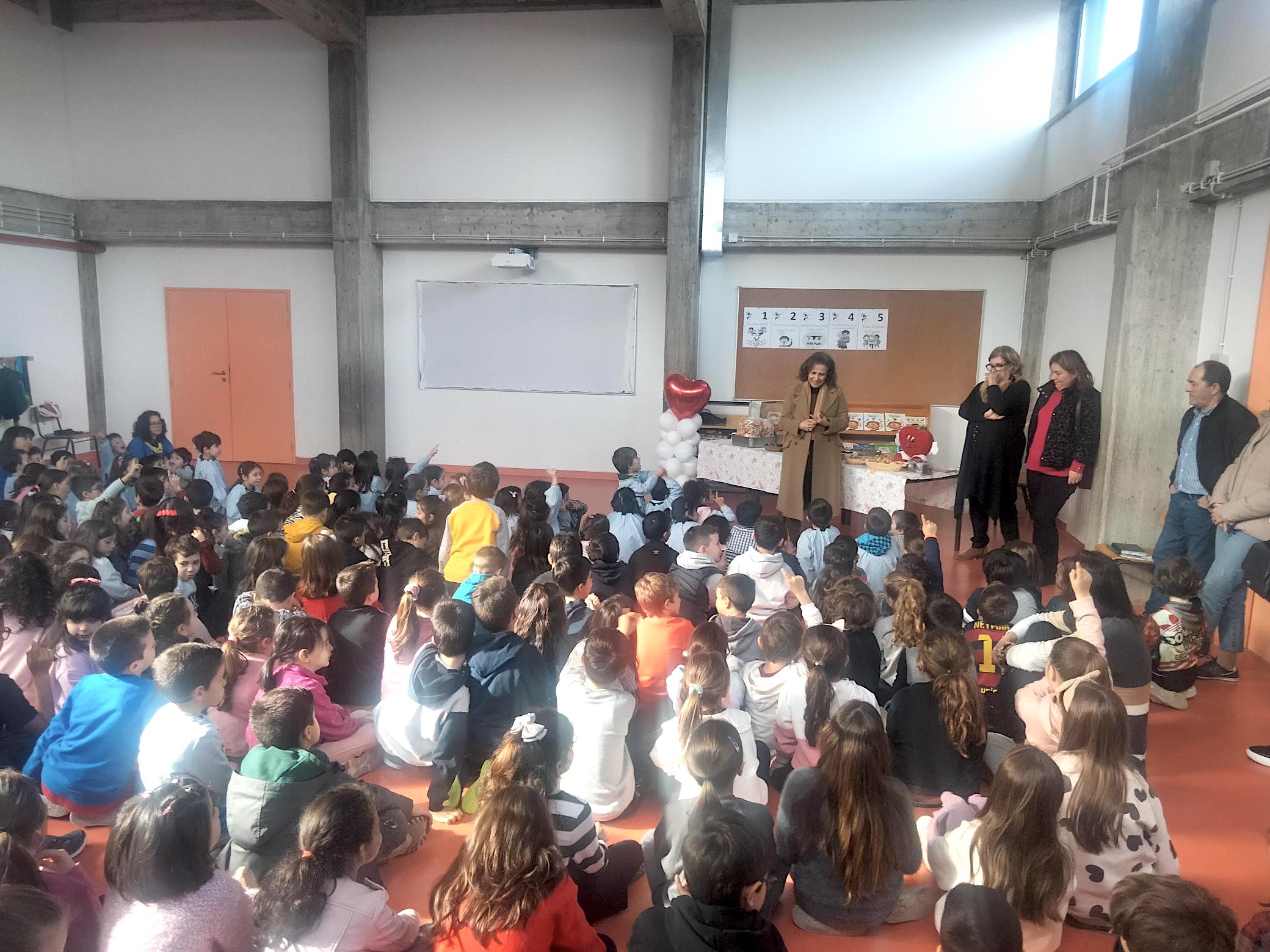 Vereadora da Educação ouve crianças e alunos da EB Casais-Brito sobre o tipo de intervenção a rea...