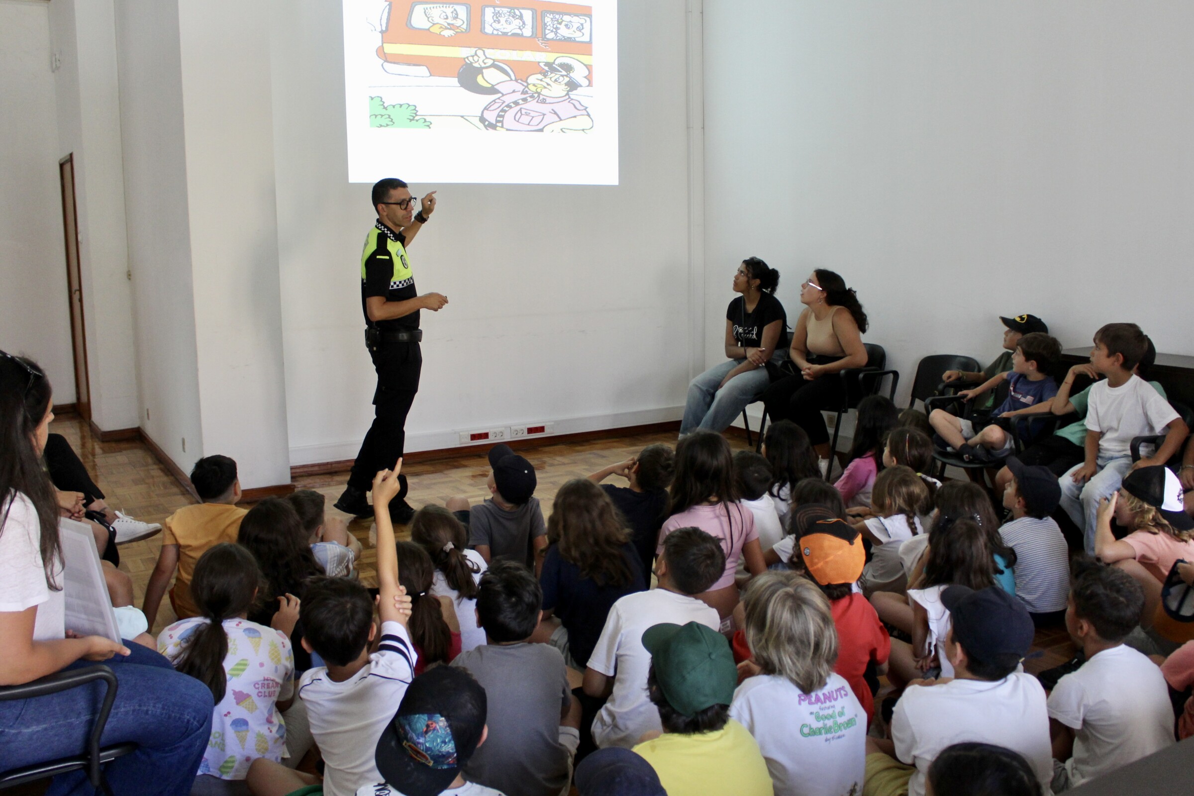 Mais de 50 alunos visitaram as instalações da Polícia Municipal