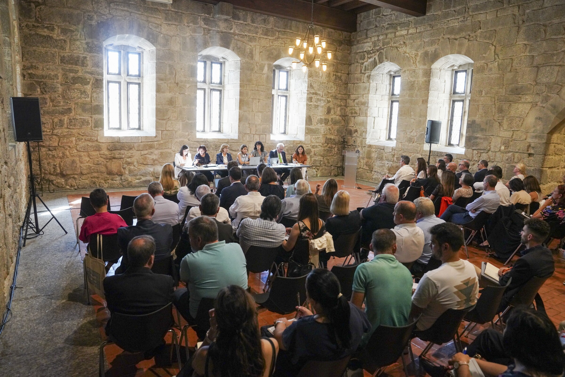 Secretária de Estado da Inclusão promove sessão de trabalho em Guimarães