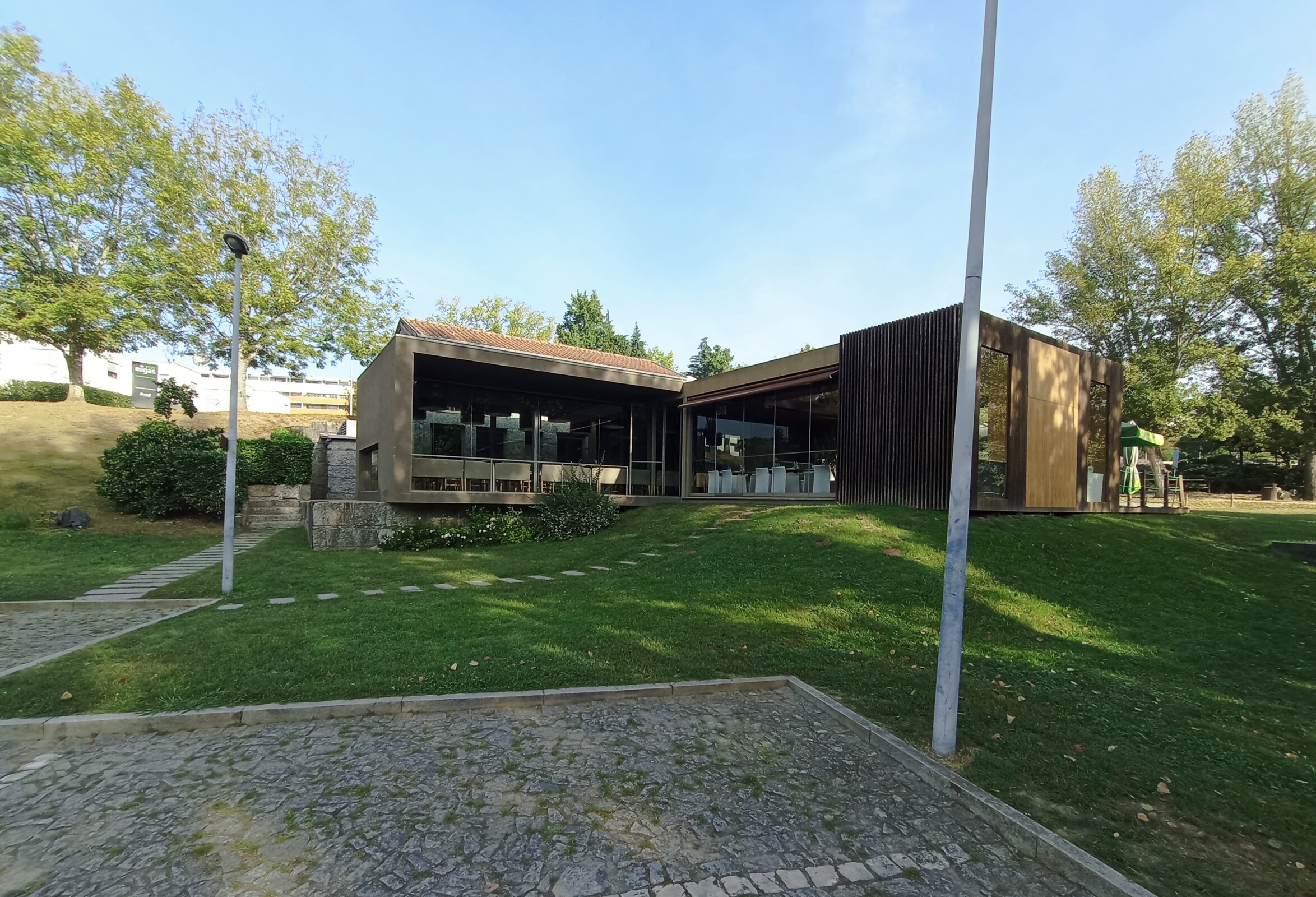 Município de Guimarães lança concurso para concessão do RESTAURANTE/BAR no Parque da Cidade