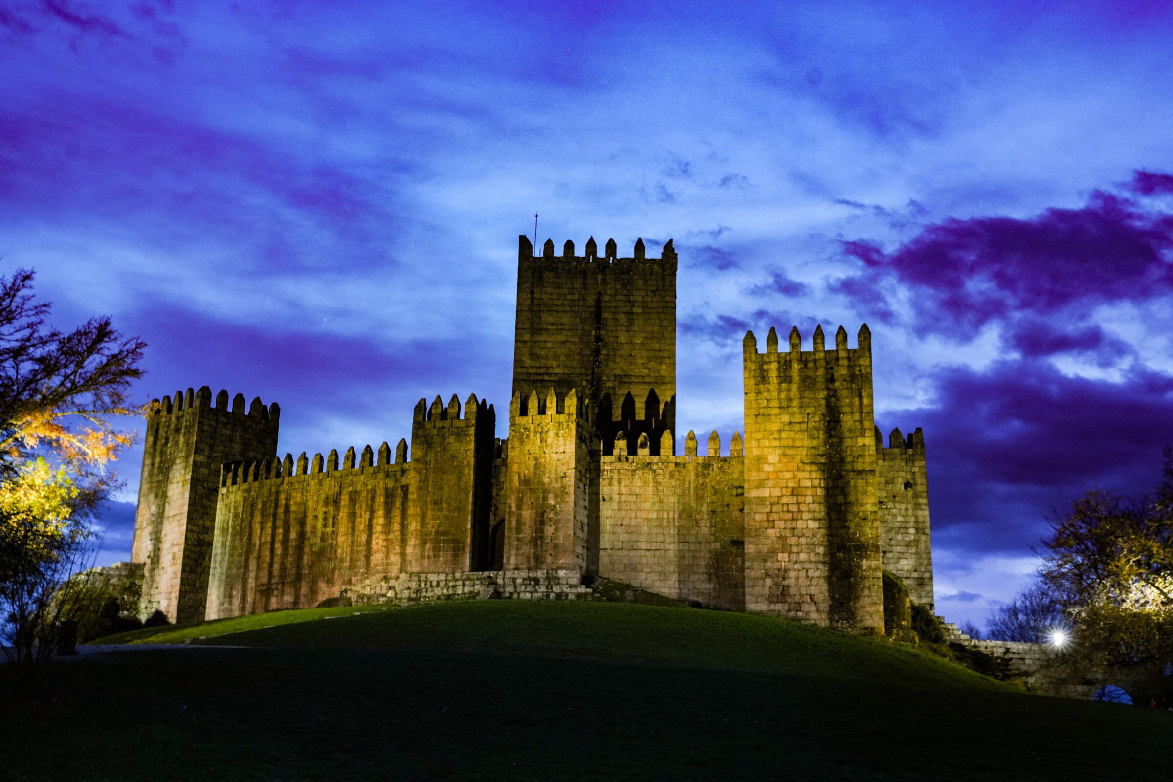 Guimarães adere à "Hora do Planeta" desligando as luzes nos monumentos históricos