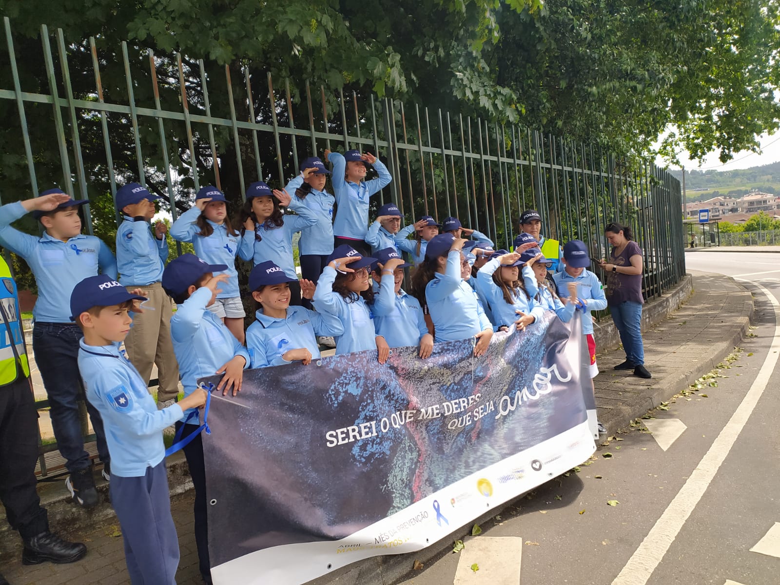 "Serei o que me deres... que seja AMOR" Campanha Laço Azul de regresso para combater os maus-trat...