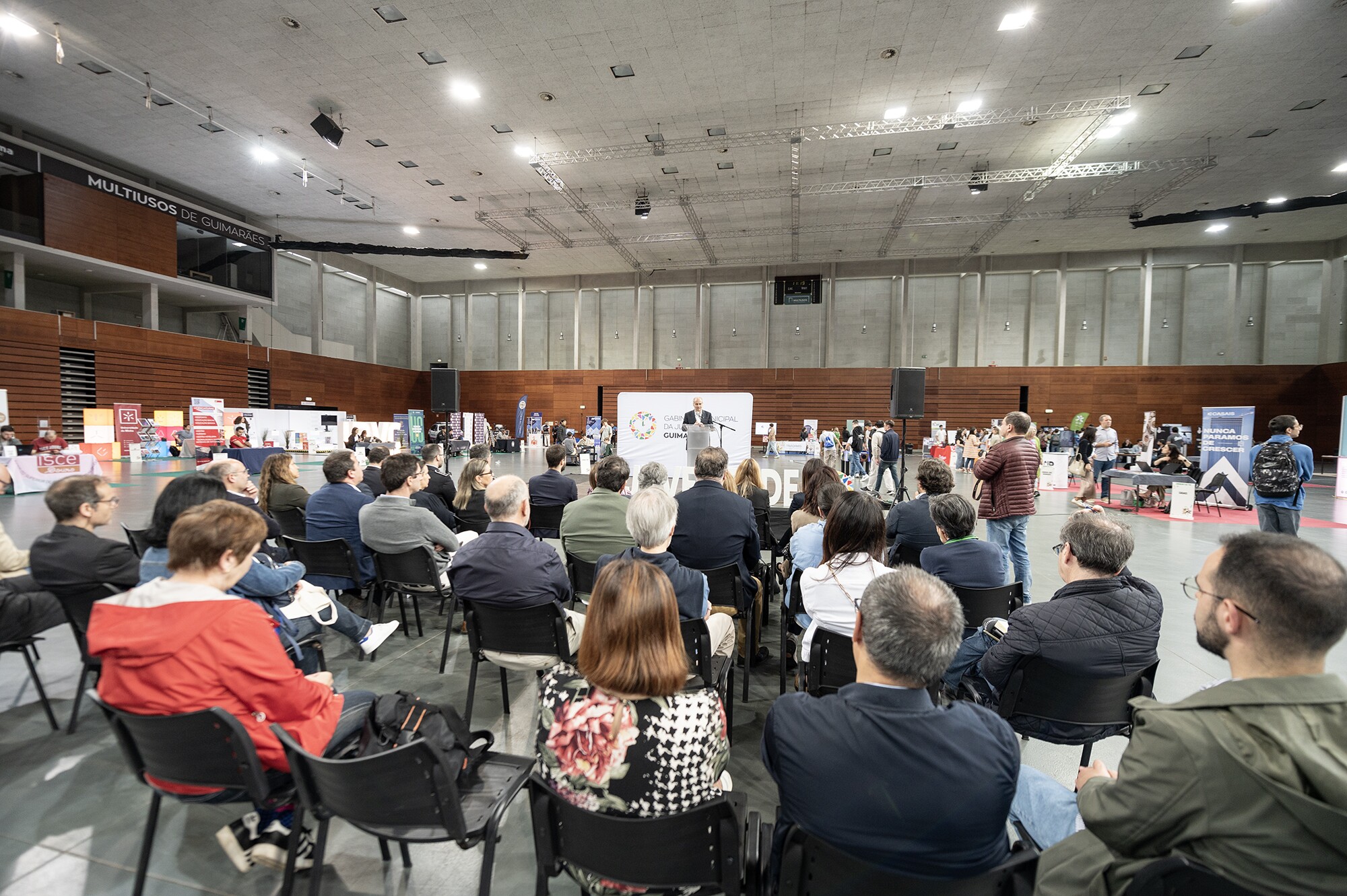 Domingos Bragança inaugurou a 1ª edição da Feira de Oportunidades, a decorrer no Multiusos de Gui...