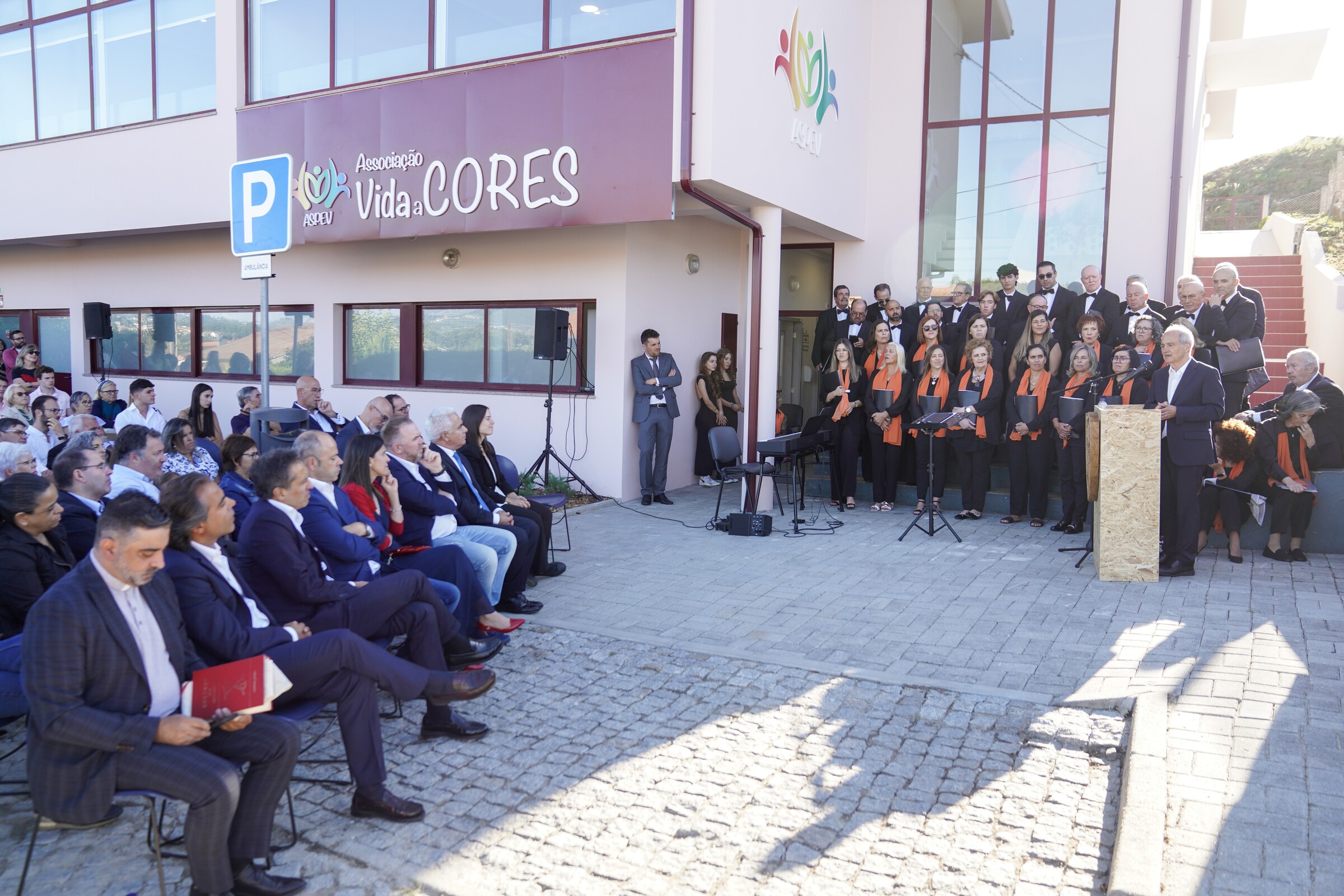 A Associação Vida a Cores inaugurou a sua nova sede e o concelho de Guimarães beneficia agora de ...