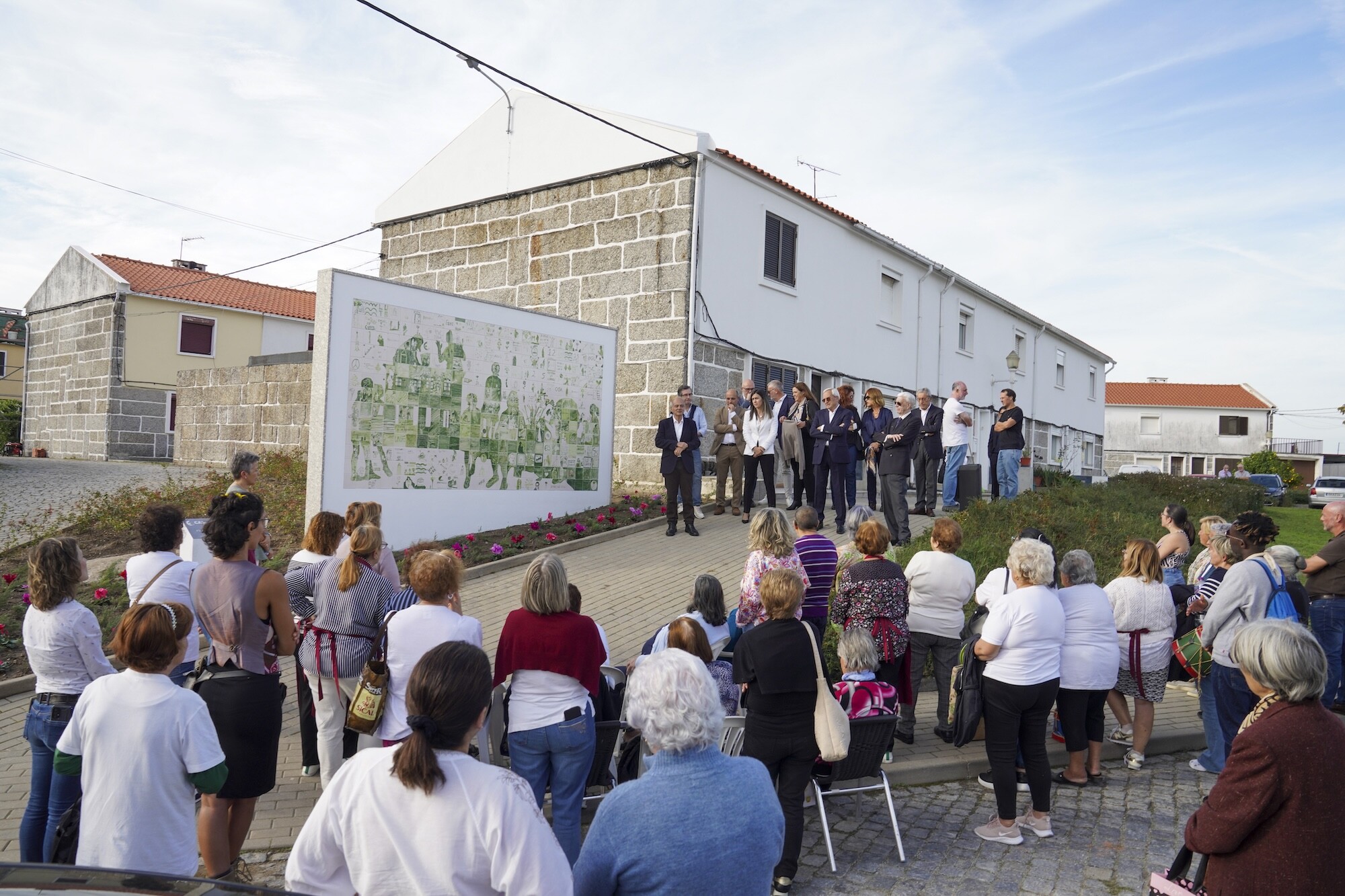 CASFIG Celebra 25 Anos com Inauguração de Painel de Azulejos Comunitário no Bairro Municipal de U...