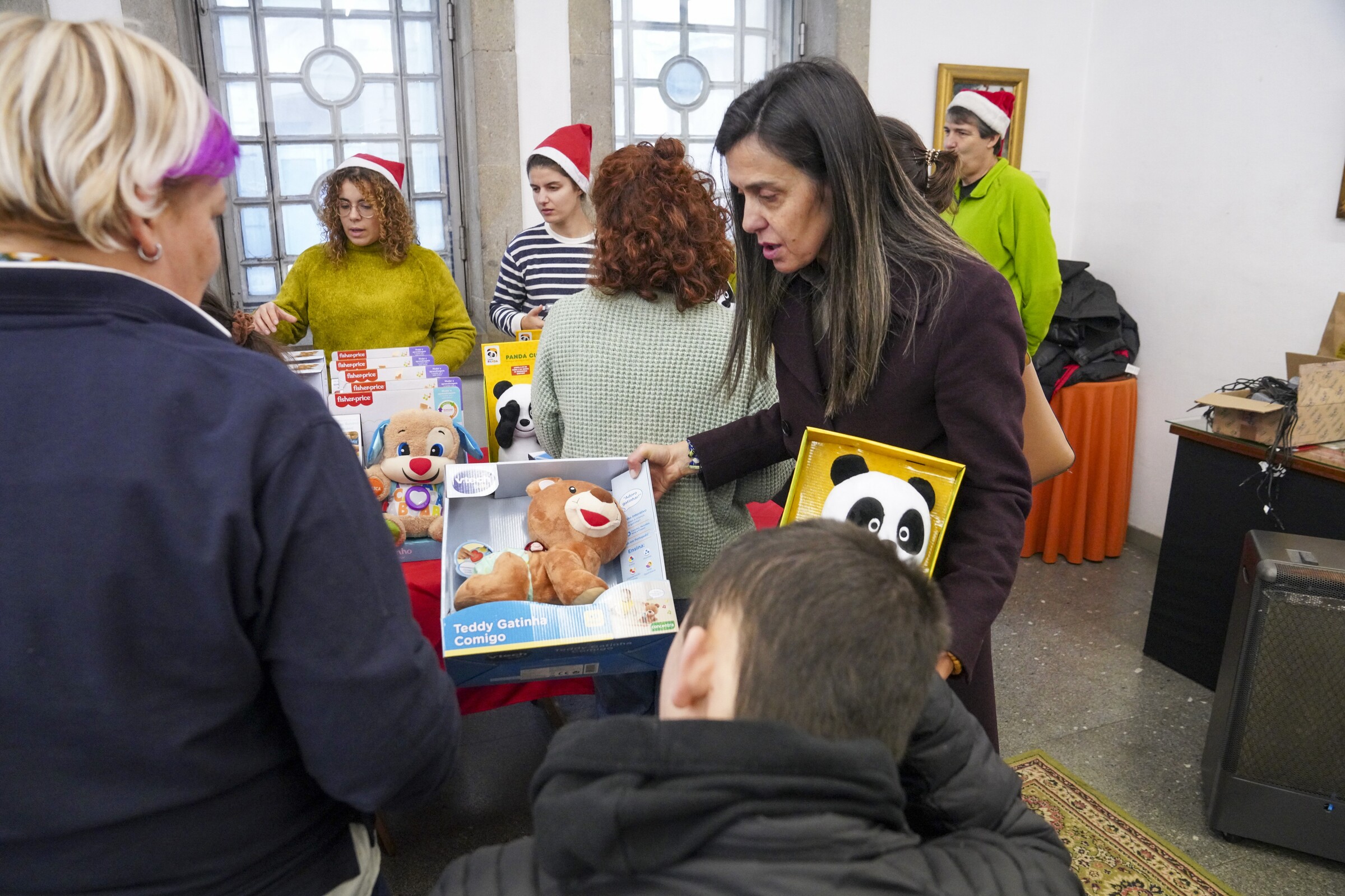 Entrega de brinquedos adaptados pela robótica da UMinho a crianças com necessidades específicas