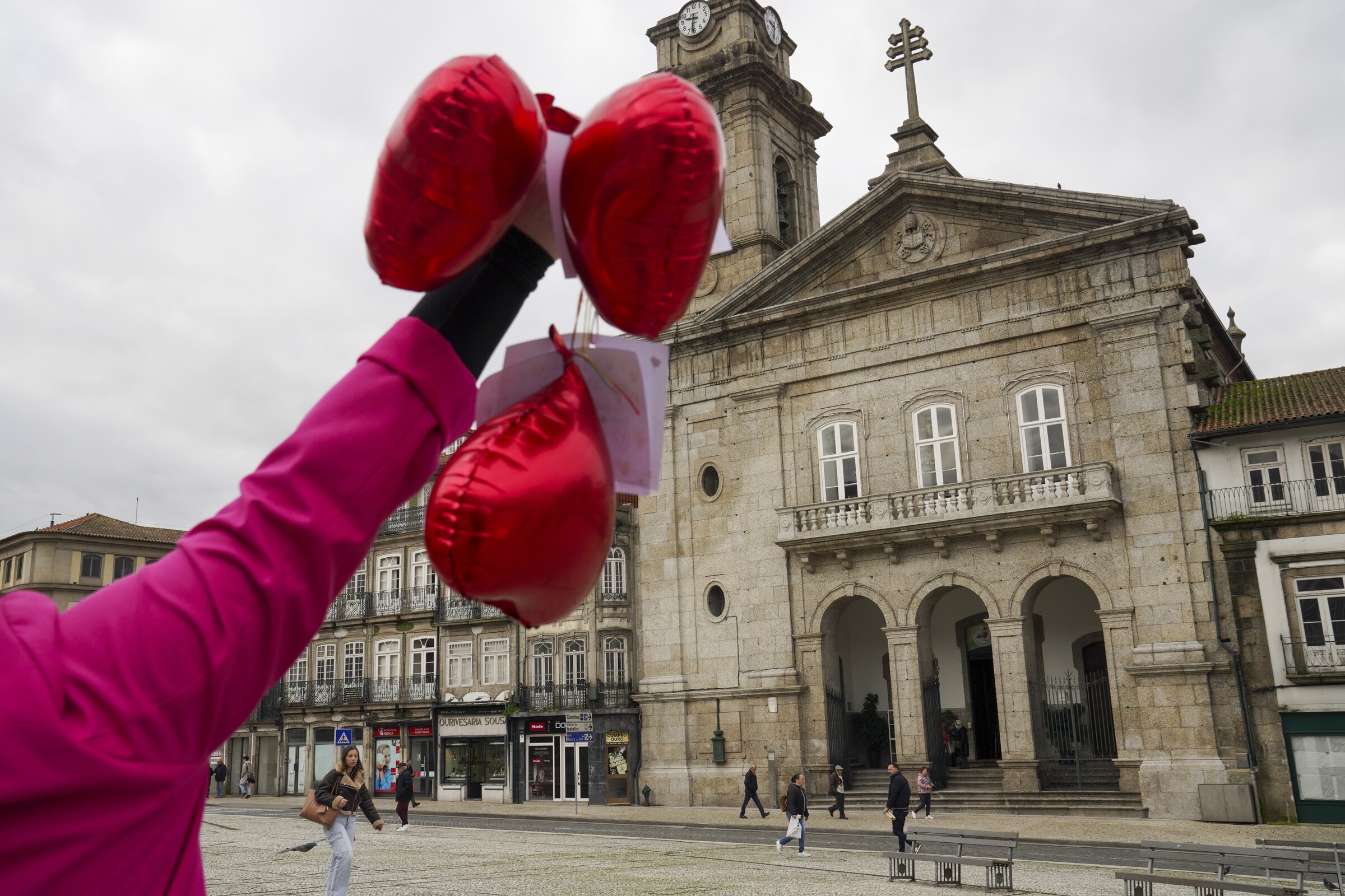 Mensagens de afeto coloriram o Largo do Toural no Dia dos Namorados