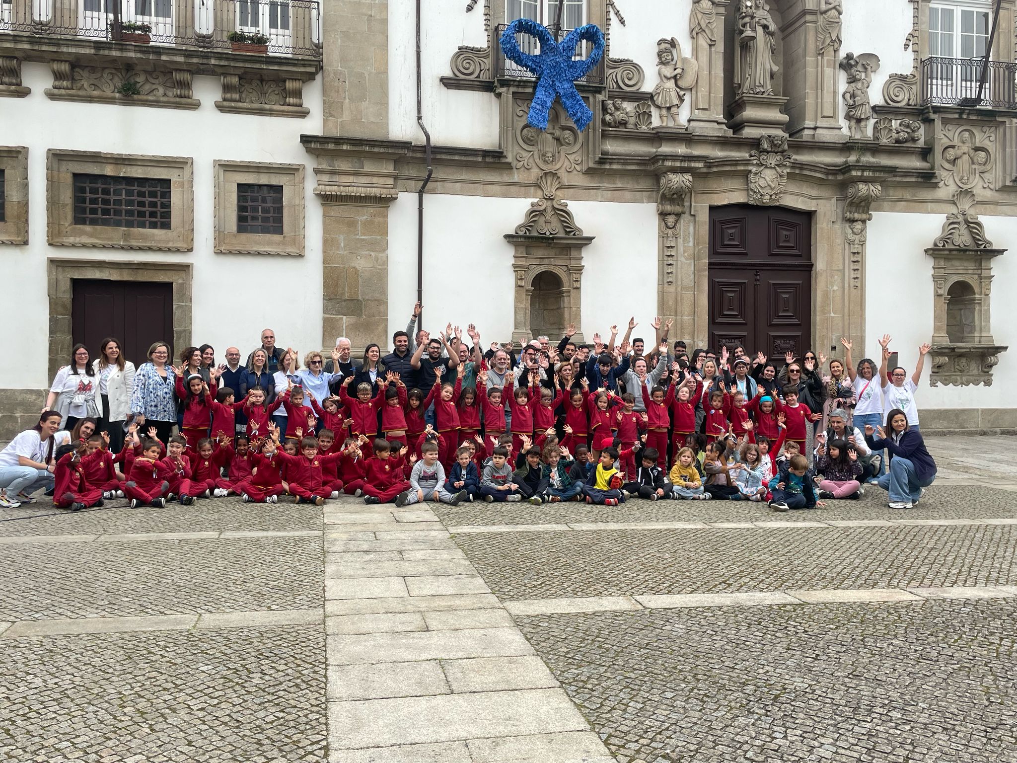 Guimarães une-se contra os maus-tratos infantis com o Laço Azul