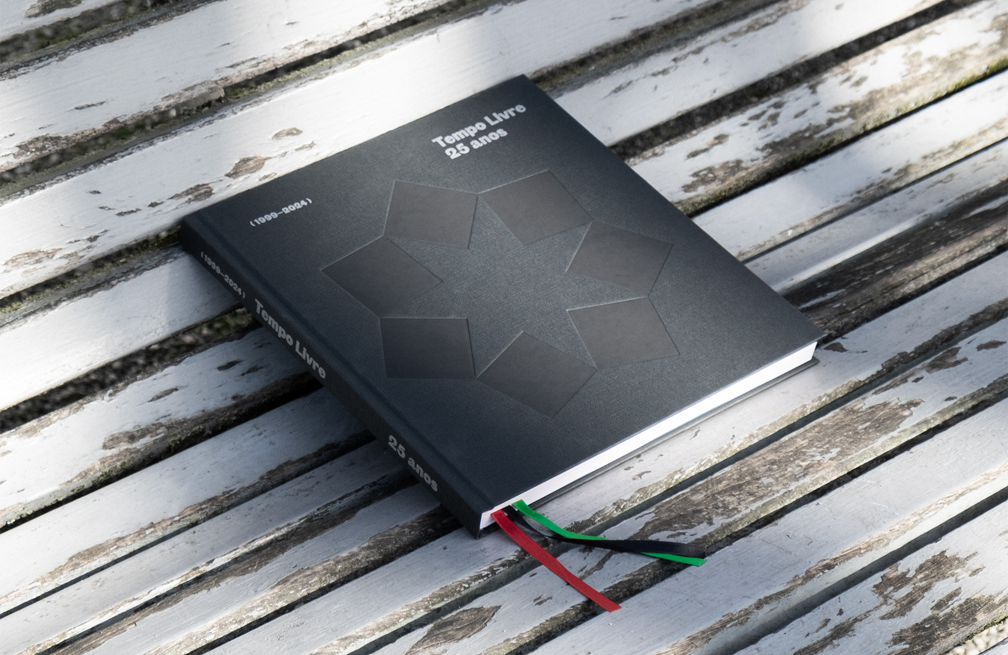 Livro “25 Anos Tempo Livre” vale distinção internacional a estúdio de design de Guimarães