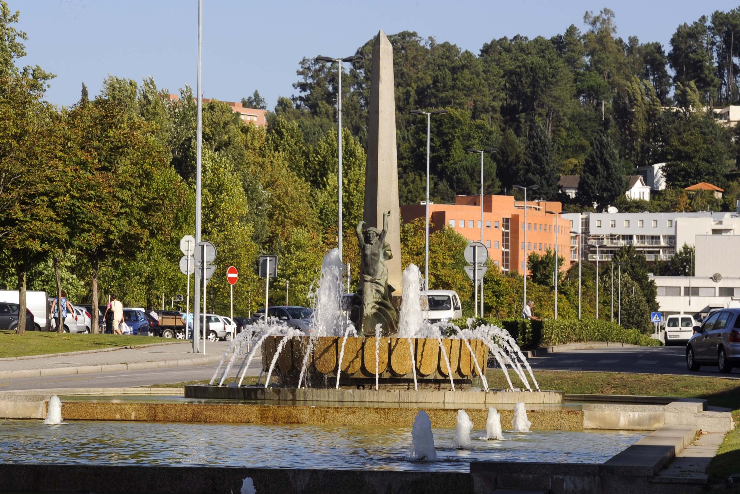 Fonte situada no centro de Guimarães ilumina-se de azul no Dia do Autismo