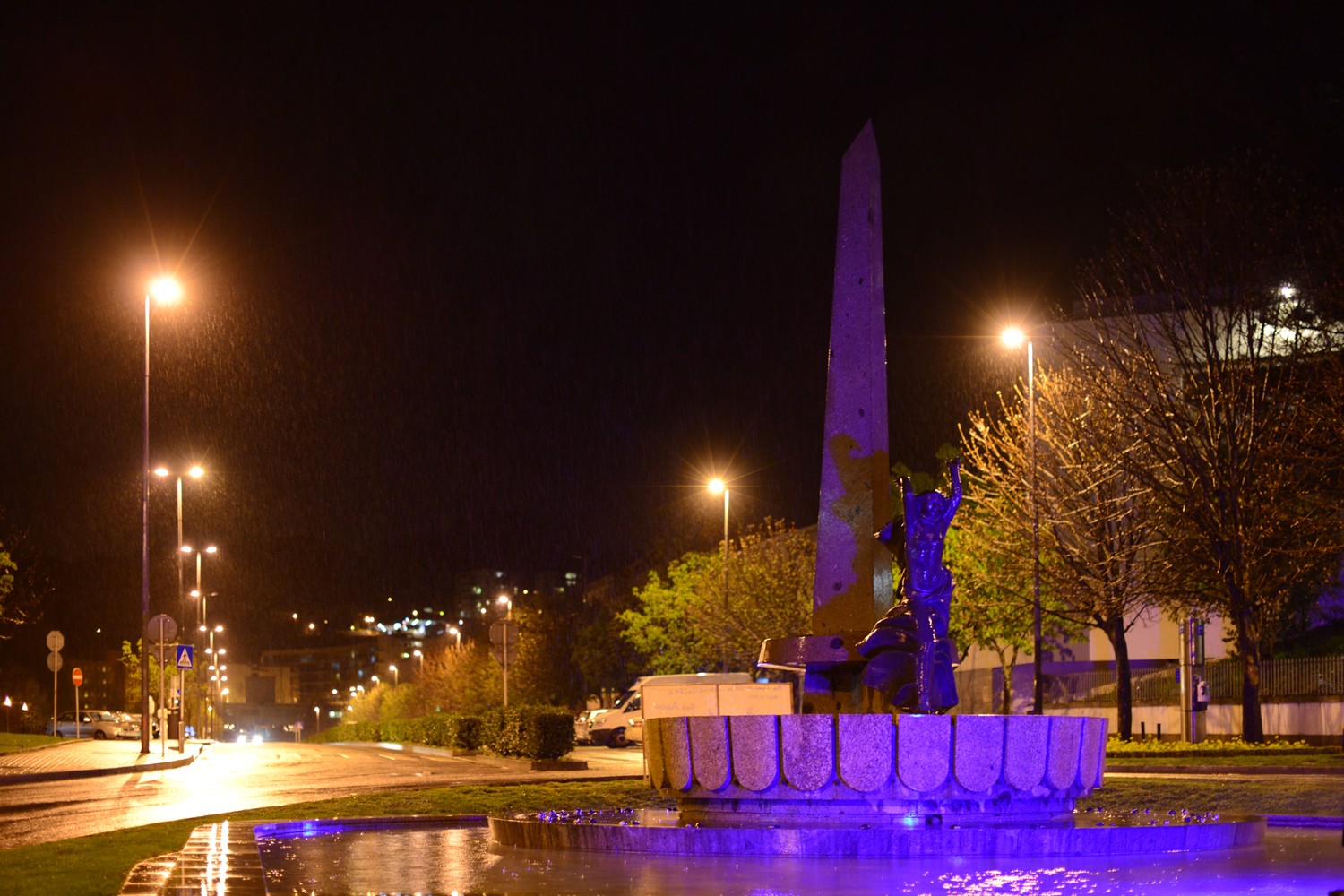 Guimarães comemora Dia do Autismo com Fonte Vitória iluminada de azul