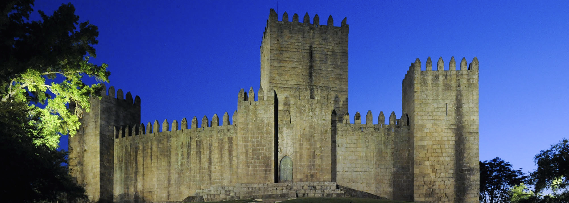 Castelo de Guimarães recomendado como um dos 10 castelos a visitar na Europa