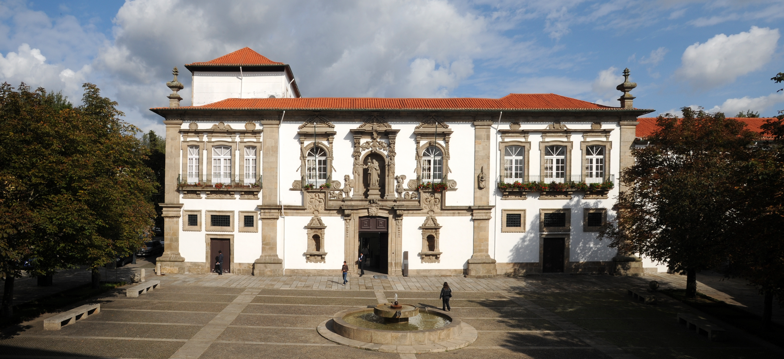 Câmara de Guimarães vota novo regulamento para atribuição de Medalhas Honoríficas Municipais