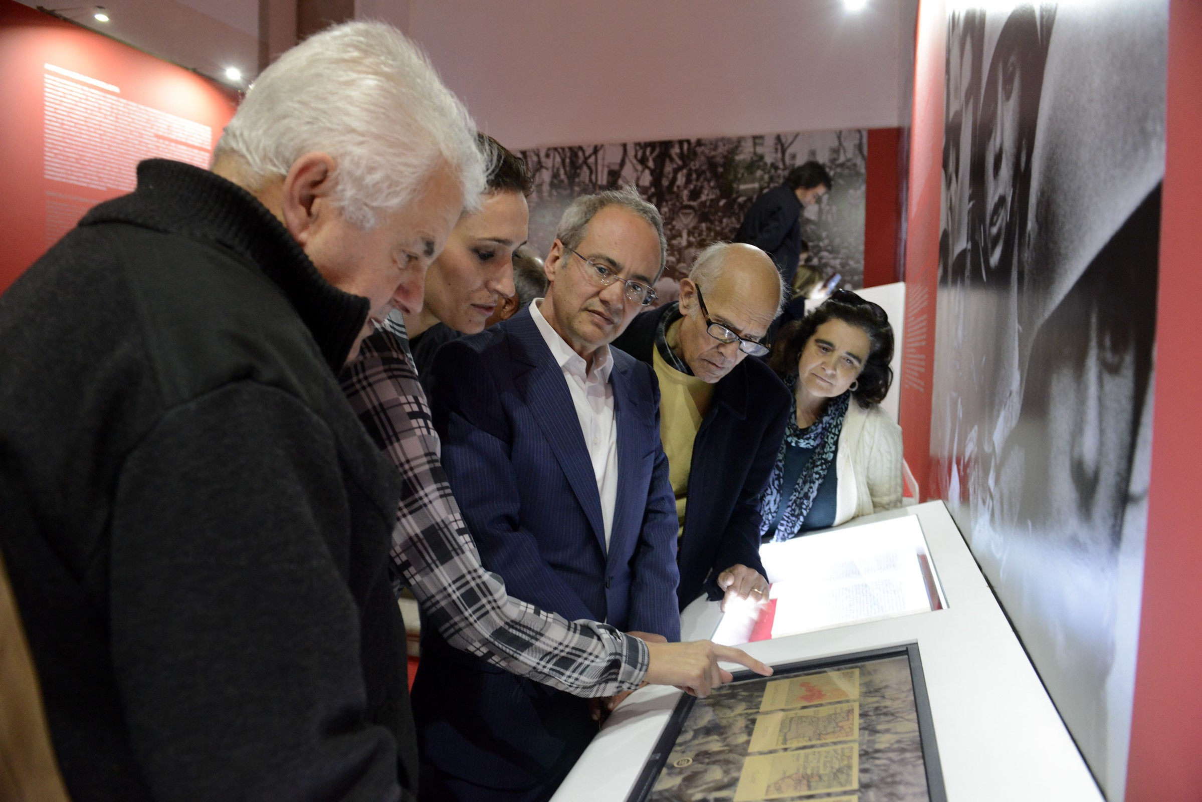 Câmara de Guimarães evoca 40 anos do 25 de abril com exposição interativa
