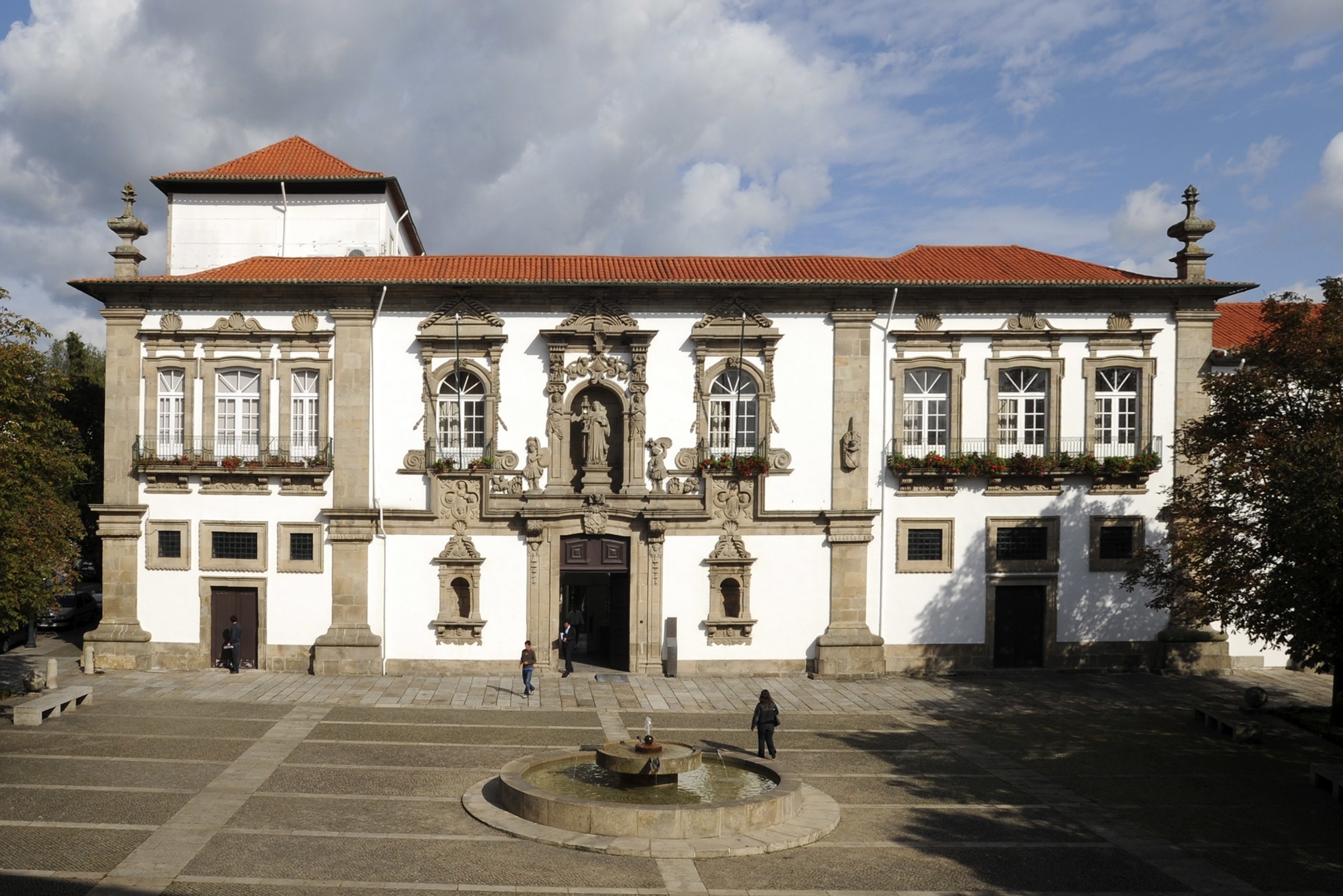 Duas “Medalhas de Honra do Município de Guimarães” no Dia Um de Portugal