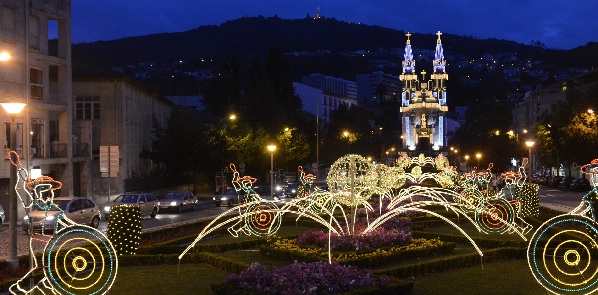 Iluminações (já) ligadas no Campo da Feira anunciam Festas Gualterianas 2014