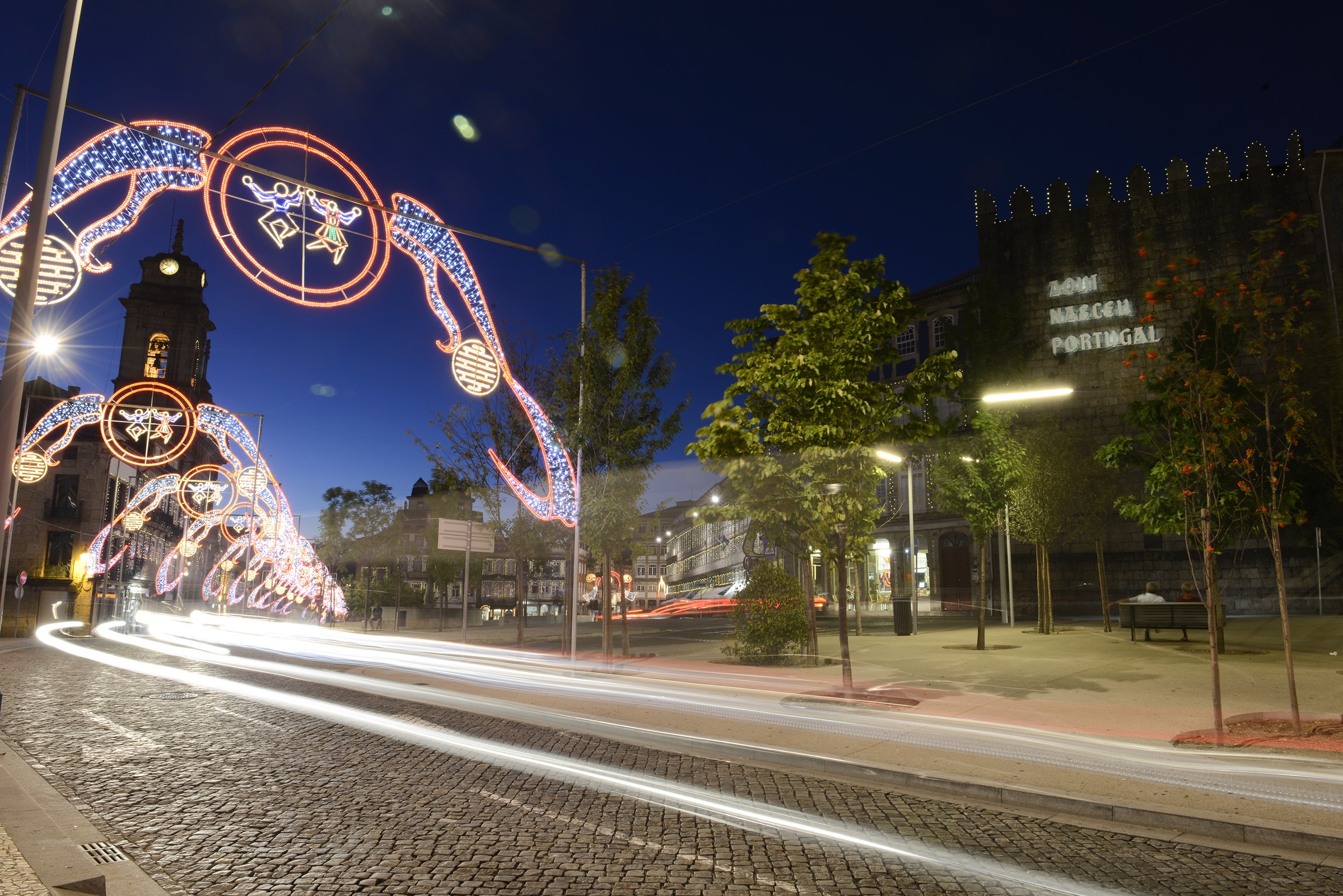 Iluminações de rua são imagem de marca das festas da cidade de Guimarães