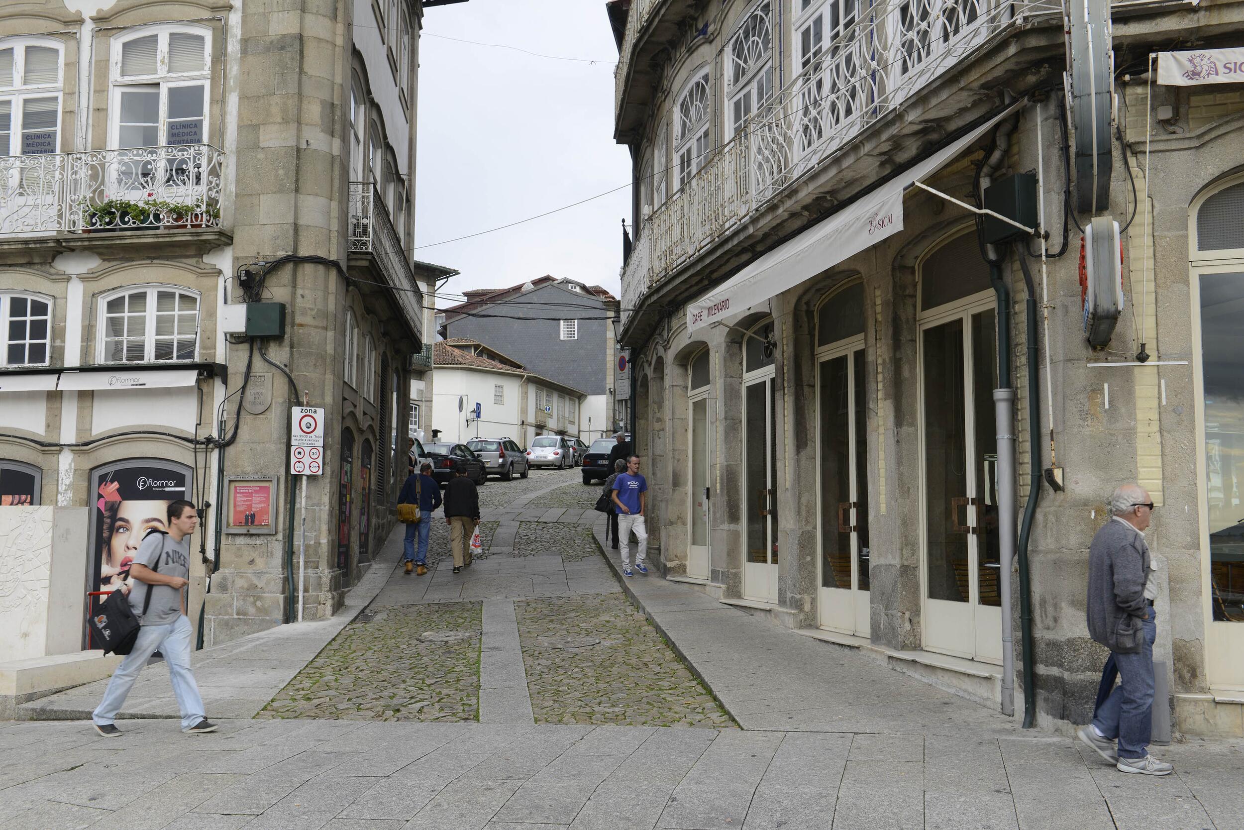 Tráfego noturno no Centro Histórico regulado por balizadores retráteis