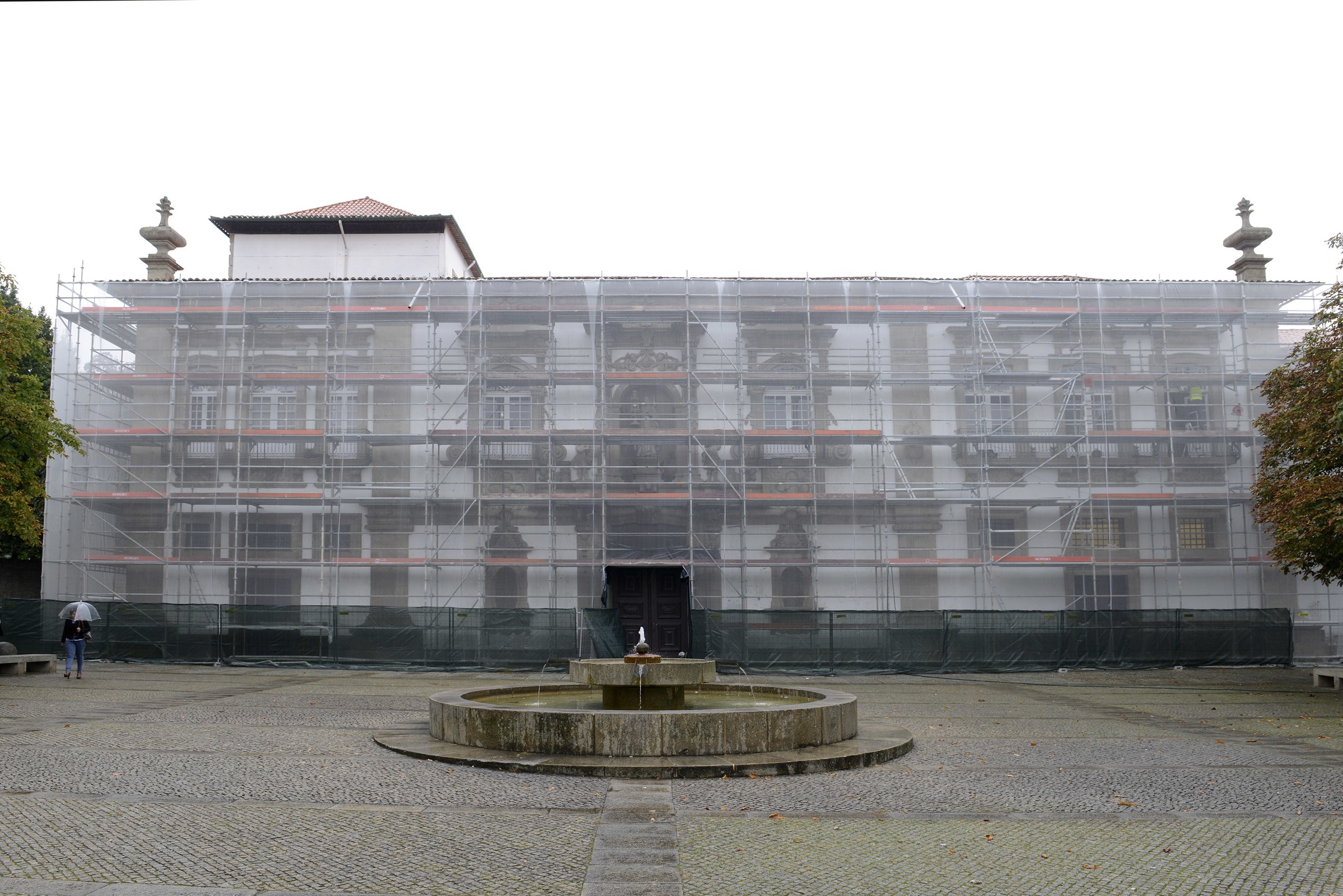 Câmara Municipal de Guimarães renova fachada principal do seu edifício