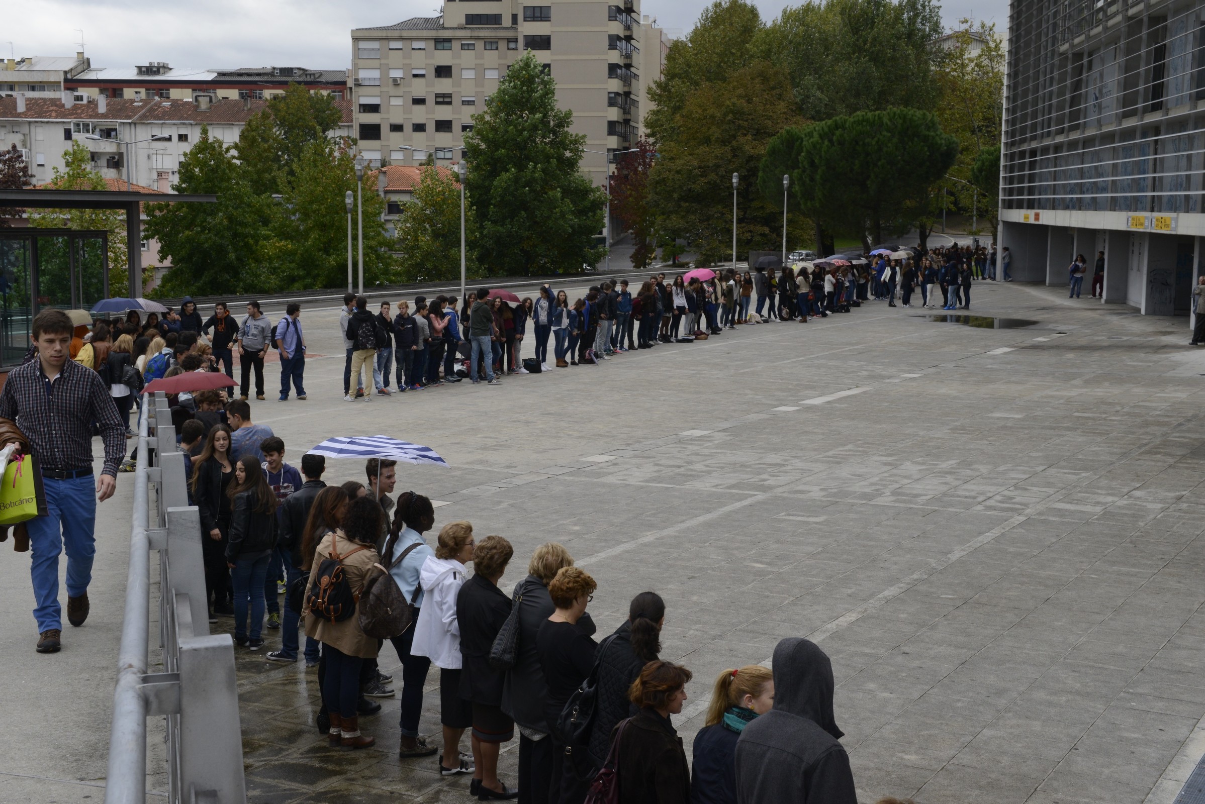 Alunos de Guimarães formaram cordão humano “Pelo Combate à Pobreza e Exclusão Social”