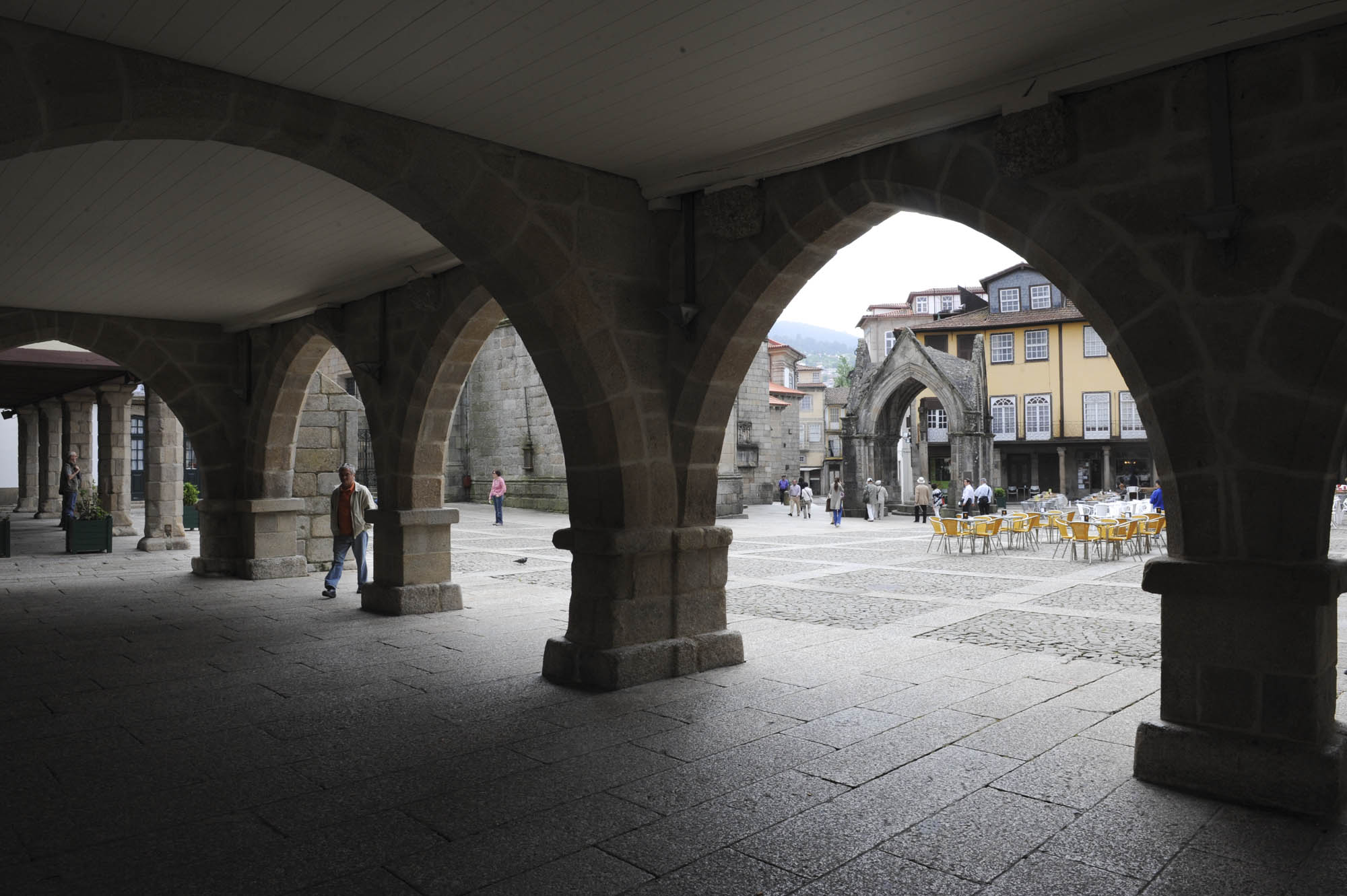 Edifícios em cor-de-rosa e logótipo humano em Guimarães pela prevenção do cancro da mama