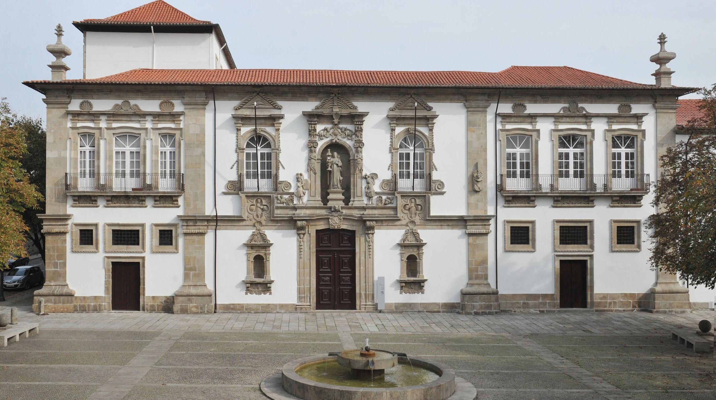 Edifício da Câmara Municipal de Guimarães tem fachada principal renovada