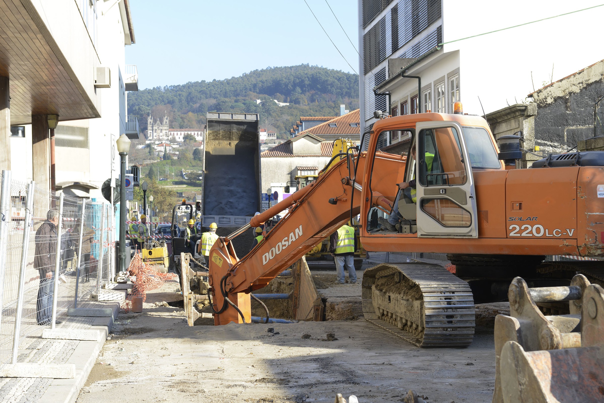 Obras na Rua Dr. José Sampaio permitem renovar condutas de água da rede pública e de águas pluviais